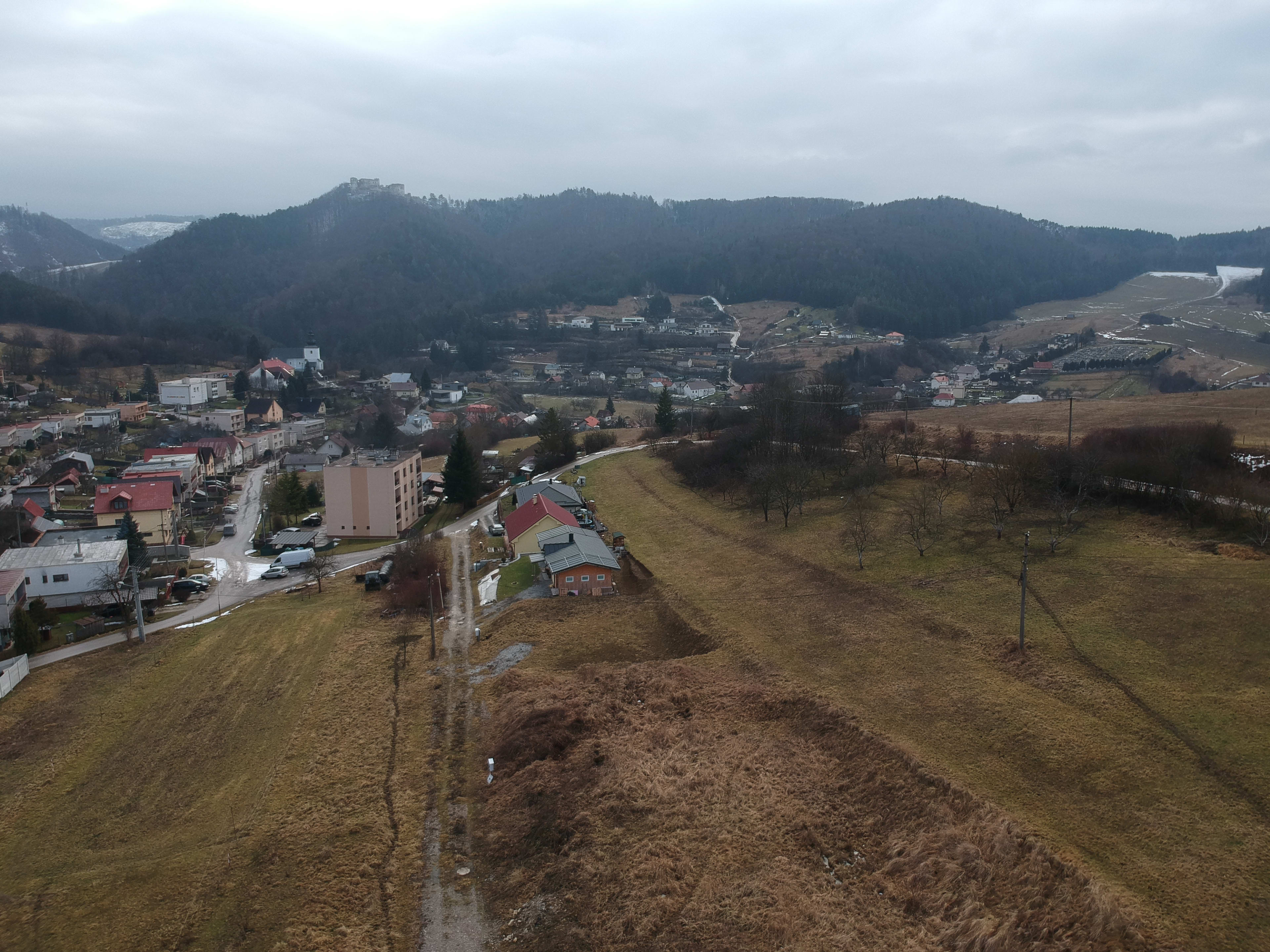 Predám slnečný pozemok v lokalite Lietava