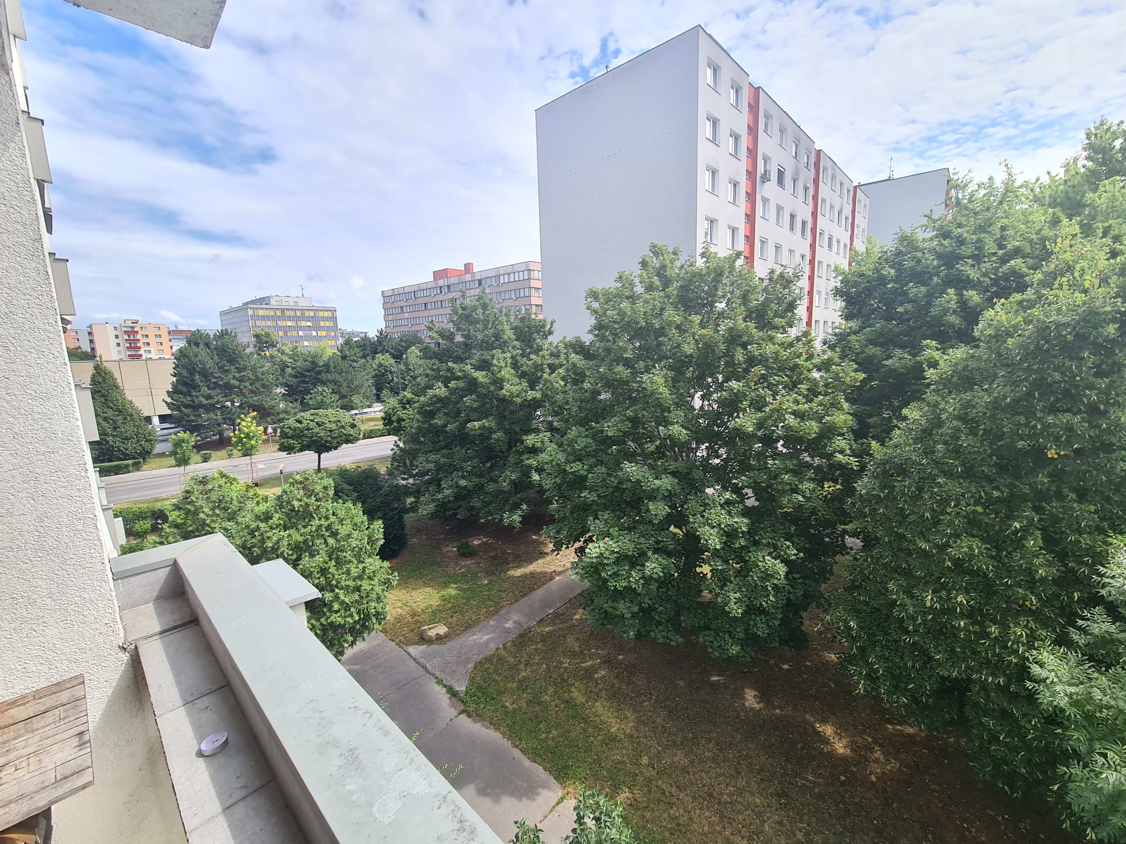 Predám slnečný byt v lokalite Ružinov