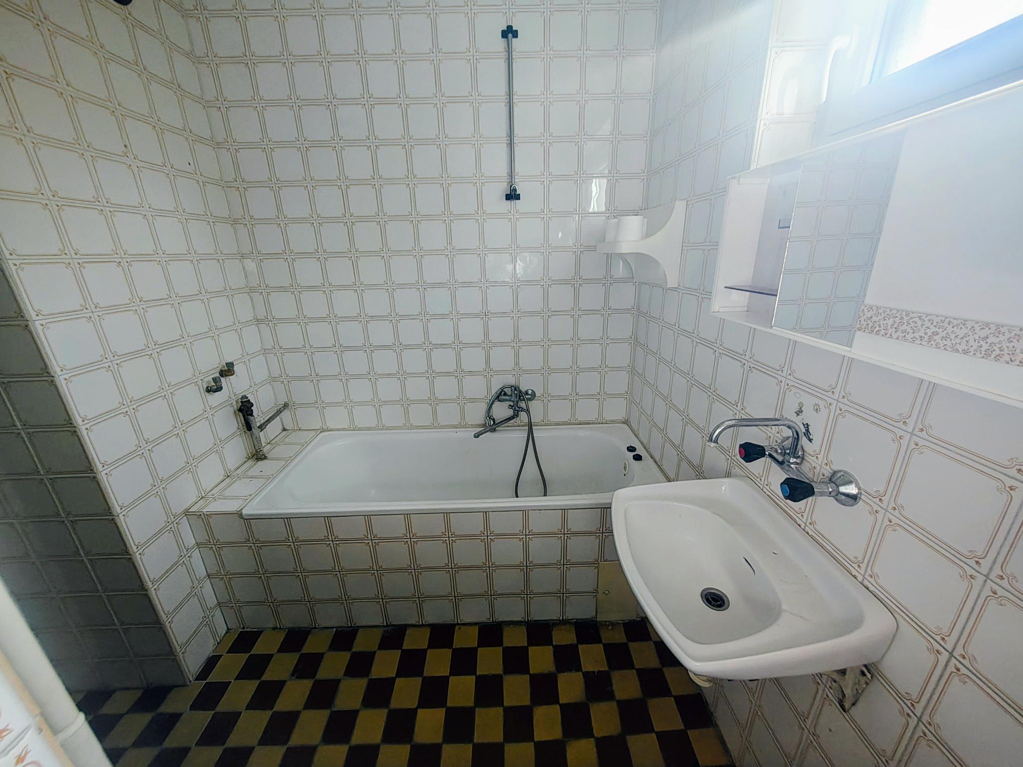 Predám vhodný na rekonštrukciu dom v lokalite Senec