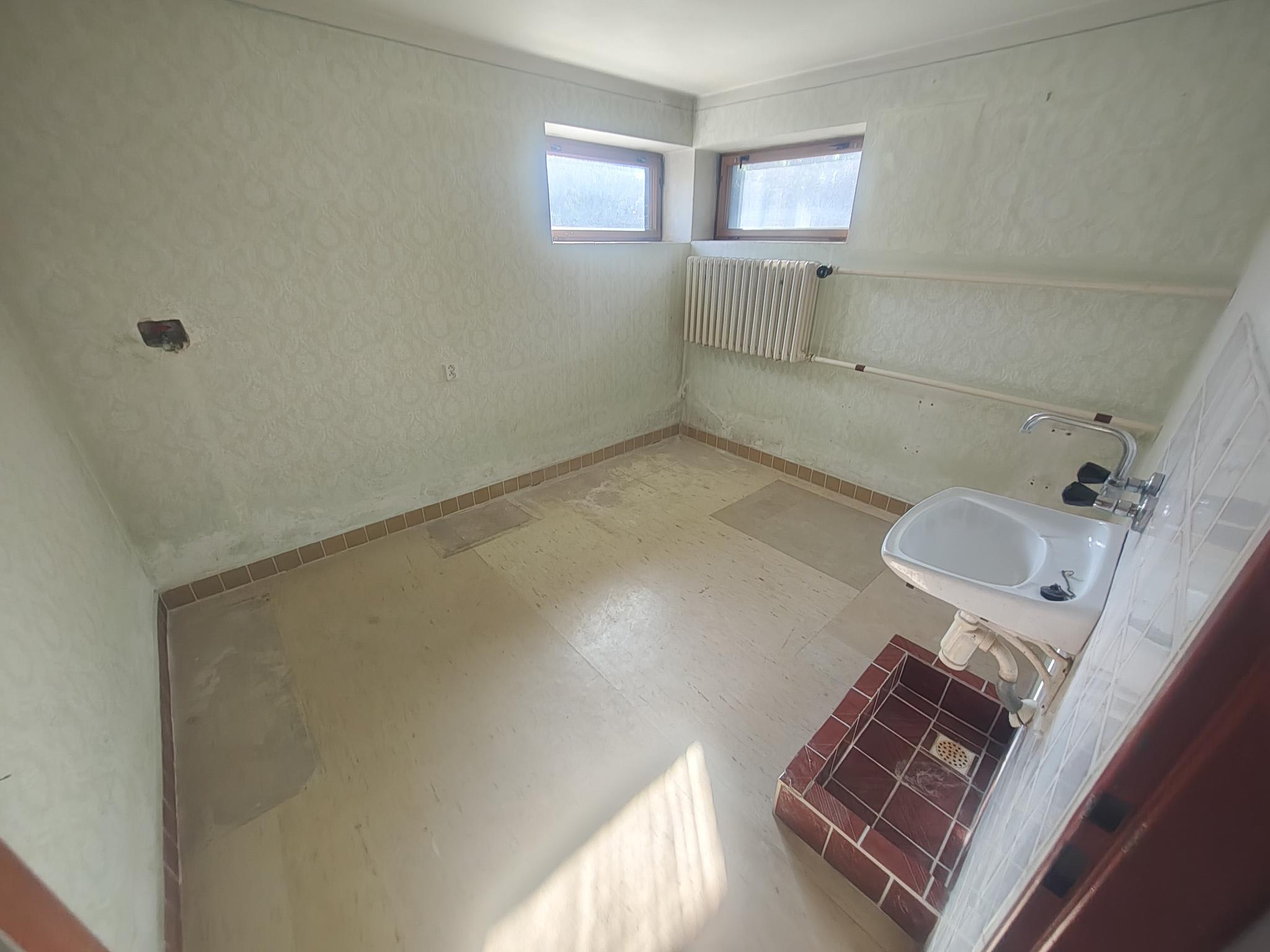 Predám vhodný na rekonštrukciu dom v lokalite Senec