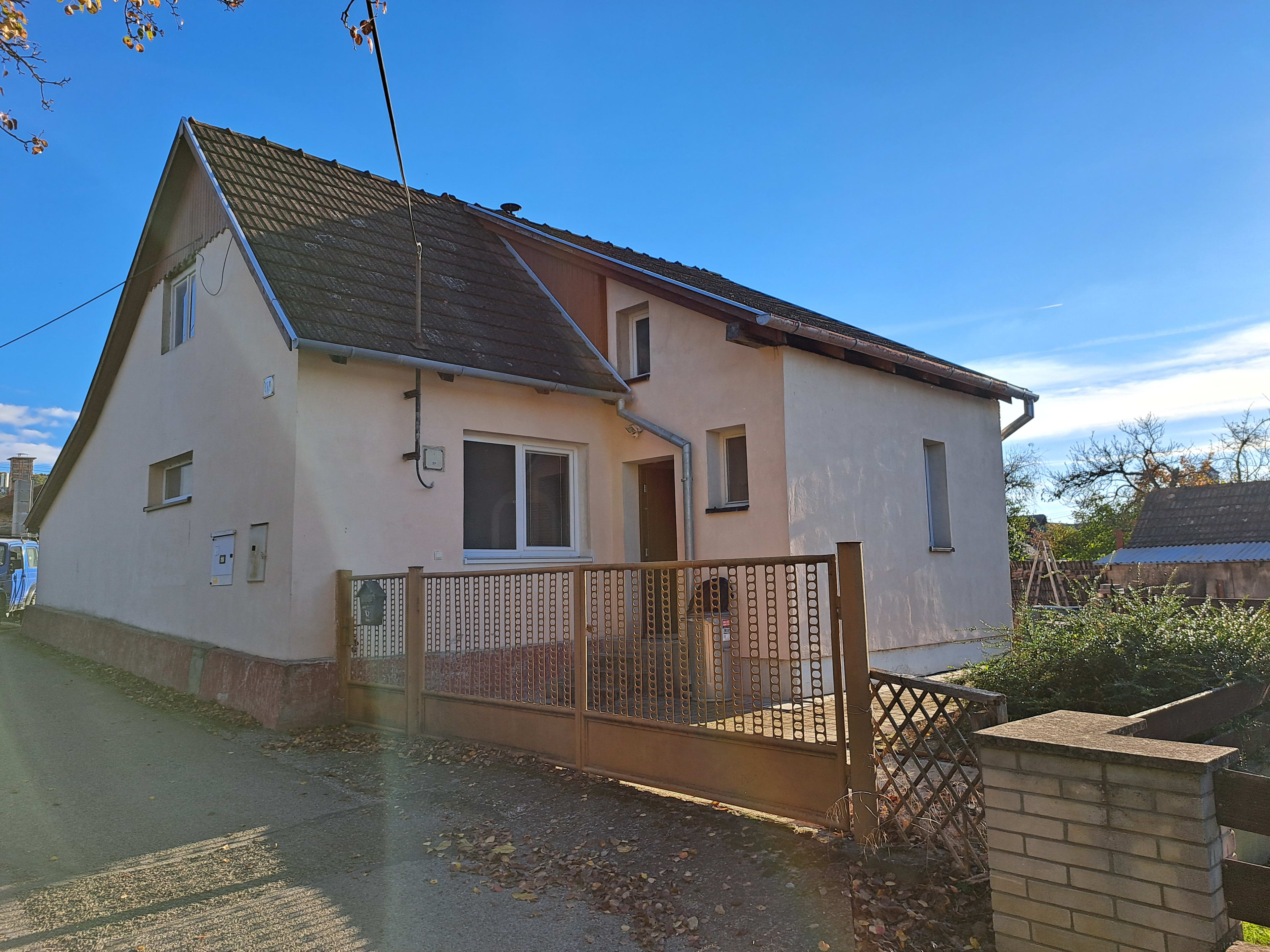 Predám pôvodný  dom v lokalite Košeca