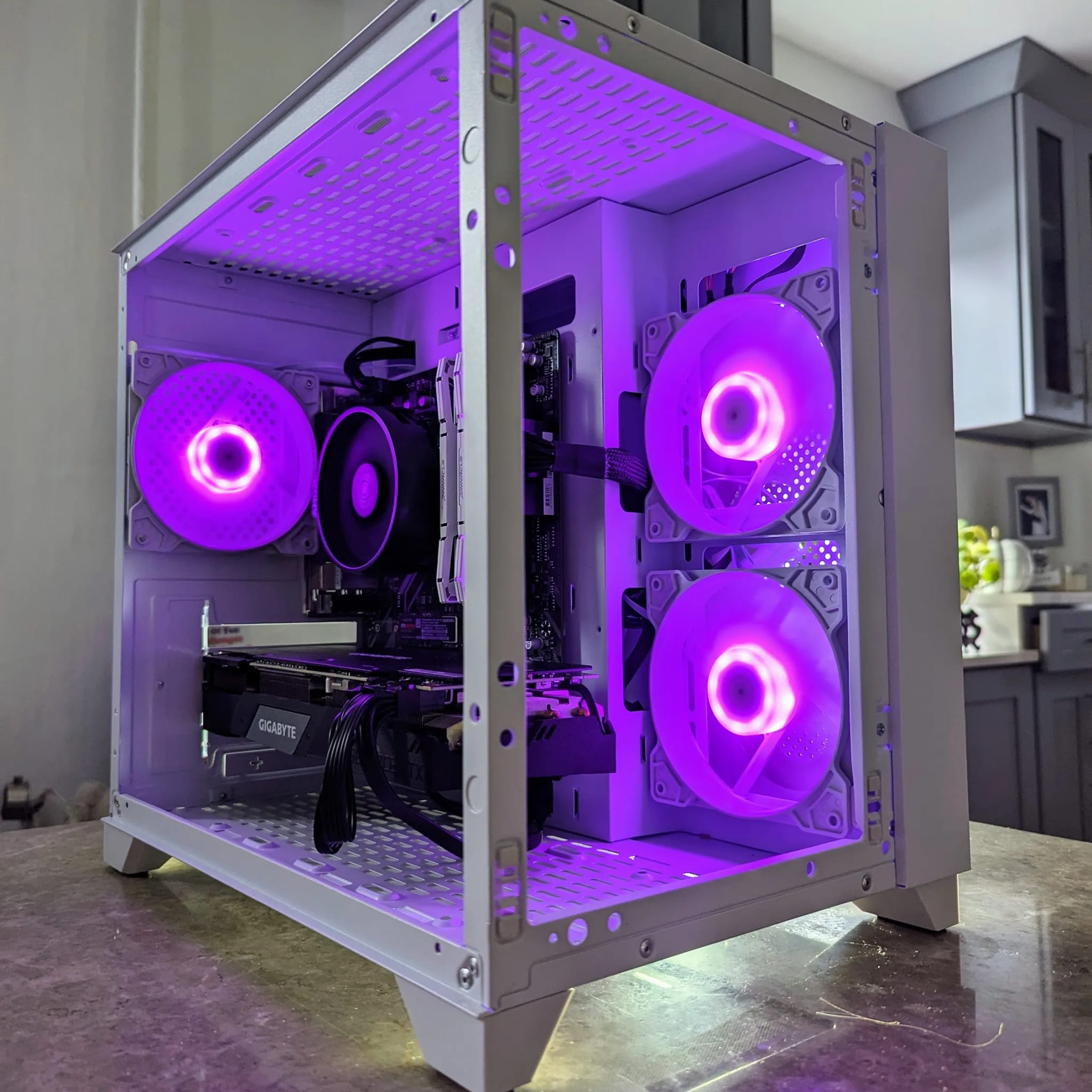 【ゲーミングPC】Ryzen5 5600X RTX2070Super 新品多数 RTX 2070 Super, Ryzen 5 5600x Mid Level RGB Gaming PC (WHITE