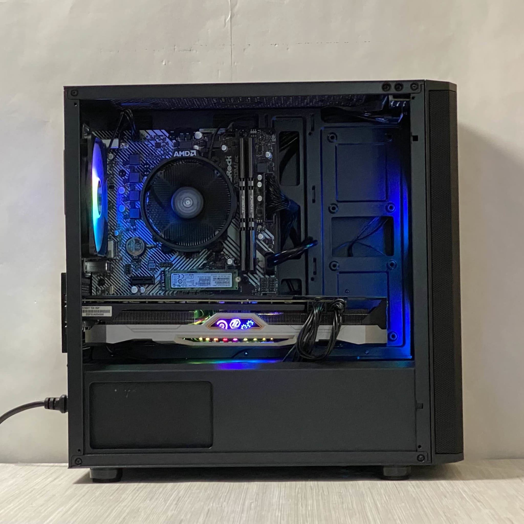 RX 5700 XT, Ryzen 5 3600, 16GB DDR4, 512GB NVMe SSD, WiFi