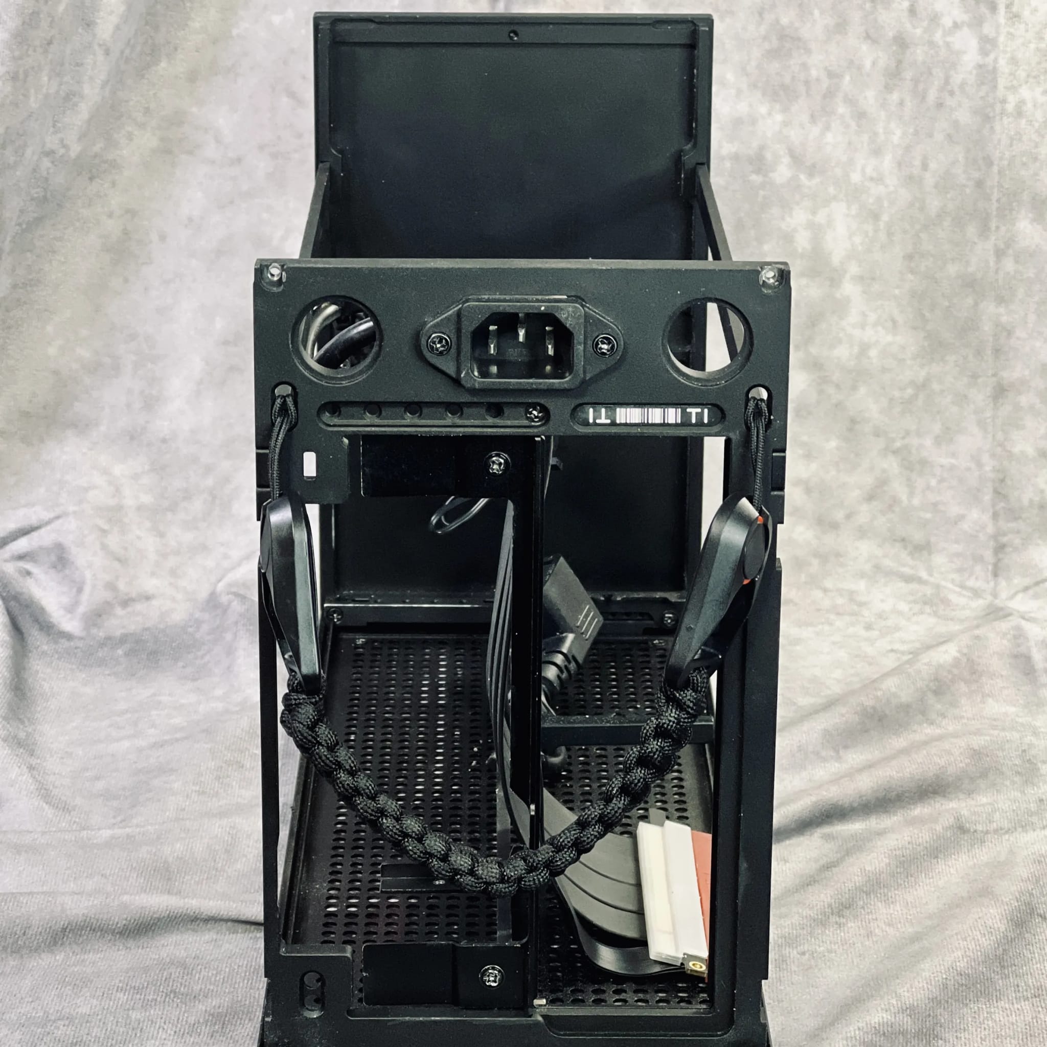 PCケース(自作PC用) FormD T1 Black Sandwich with PCIe 4.0 FormD T1 Sandwich kit, v2.1 - with upgraded PCIe 4.0 riser