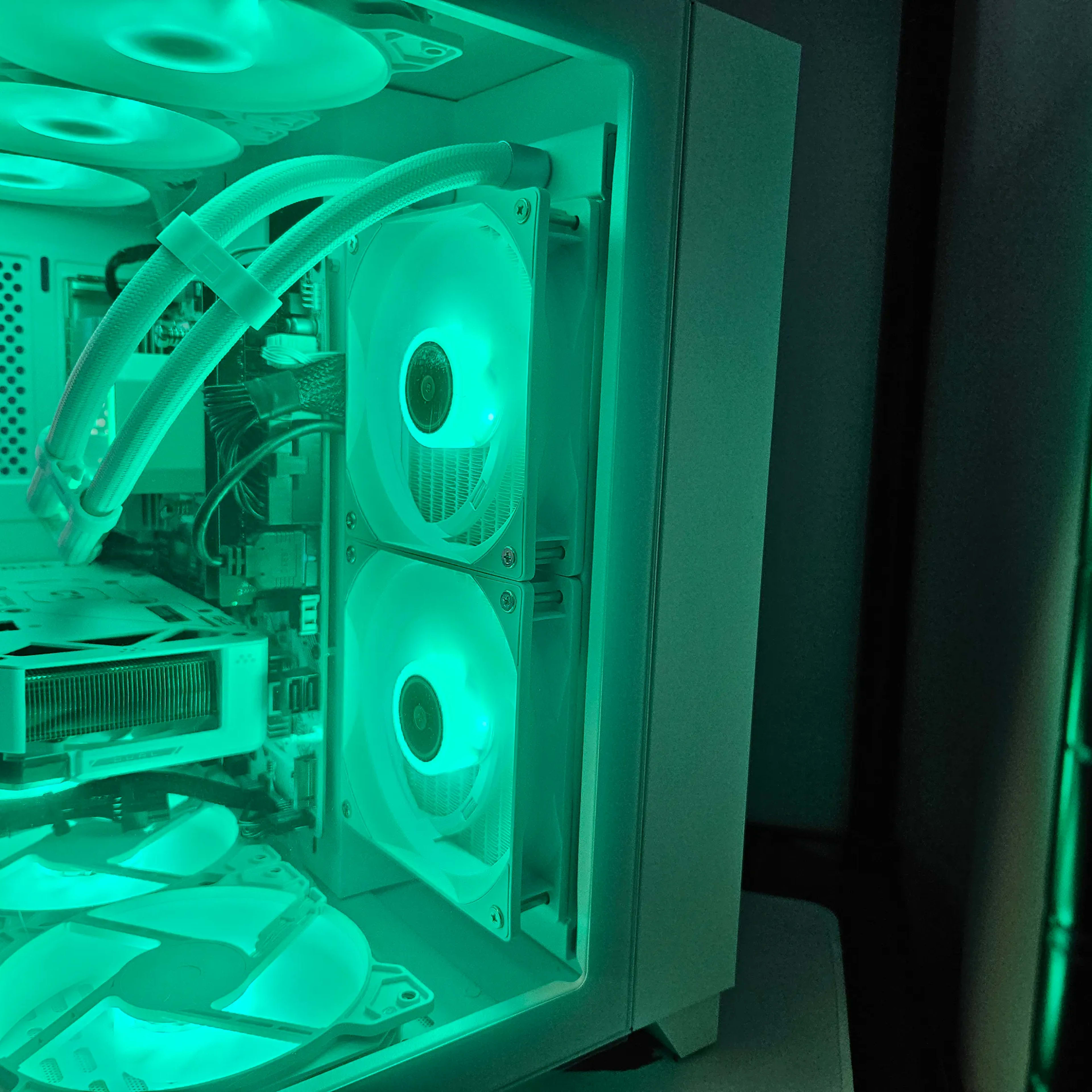 Arctic beast Ryzen 5 5600X / 32GB / 2TB / RTX 4060