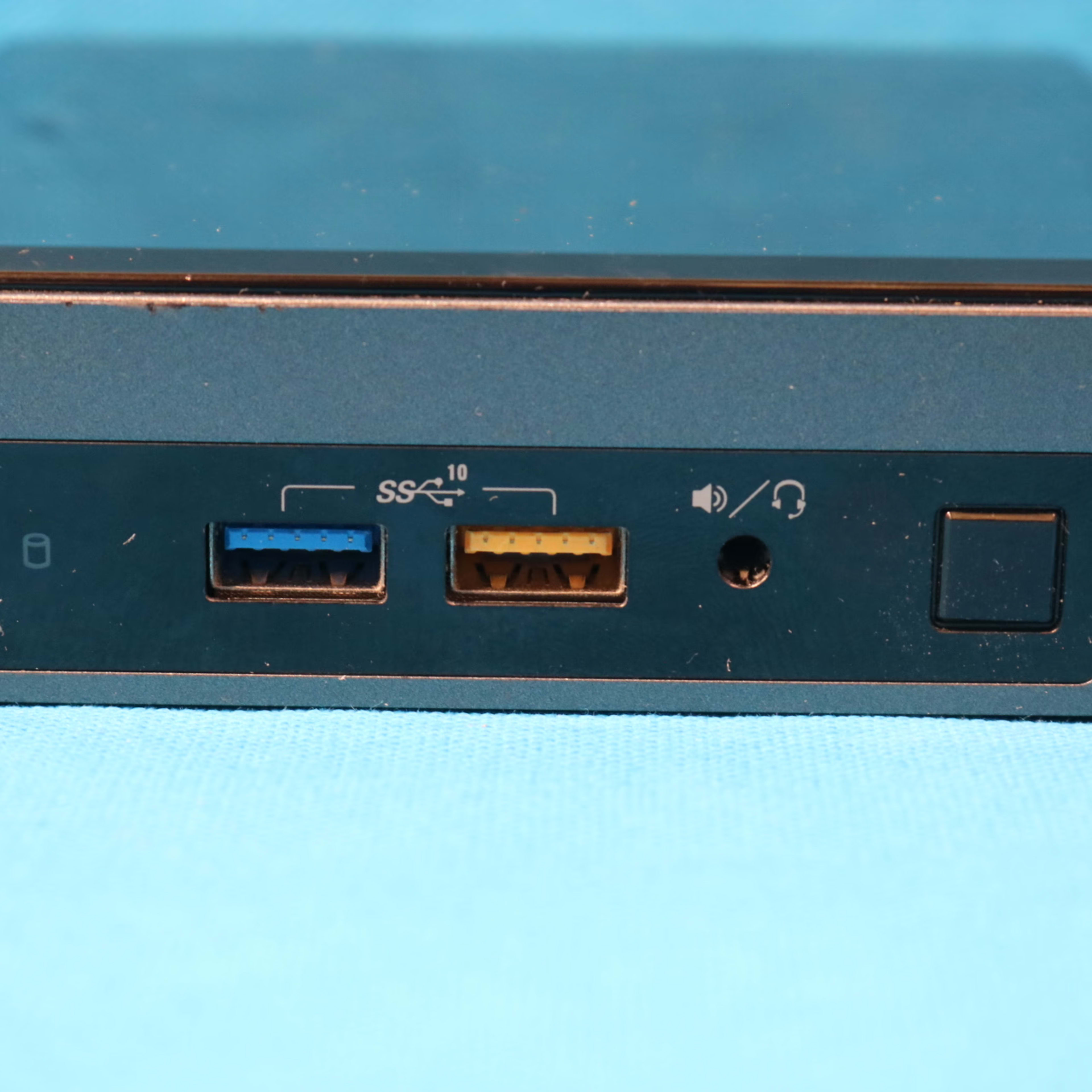 Intel NUC (8th Gen i5) 