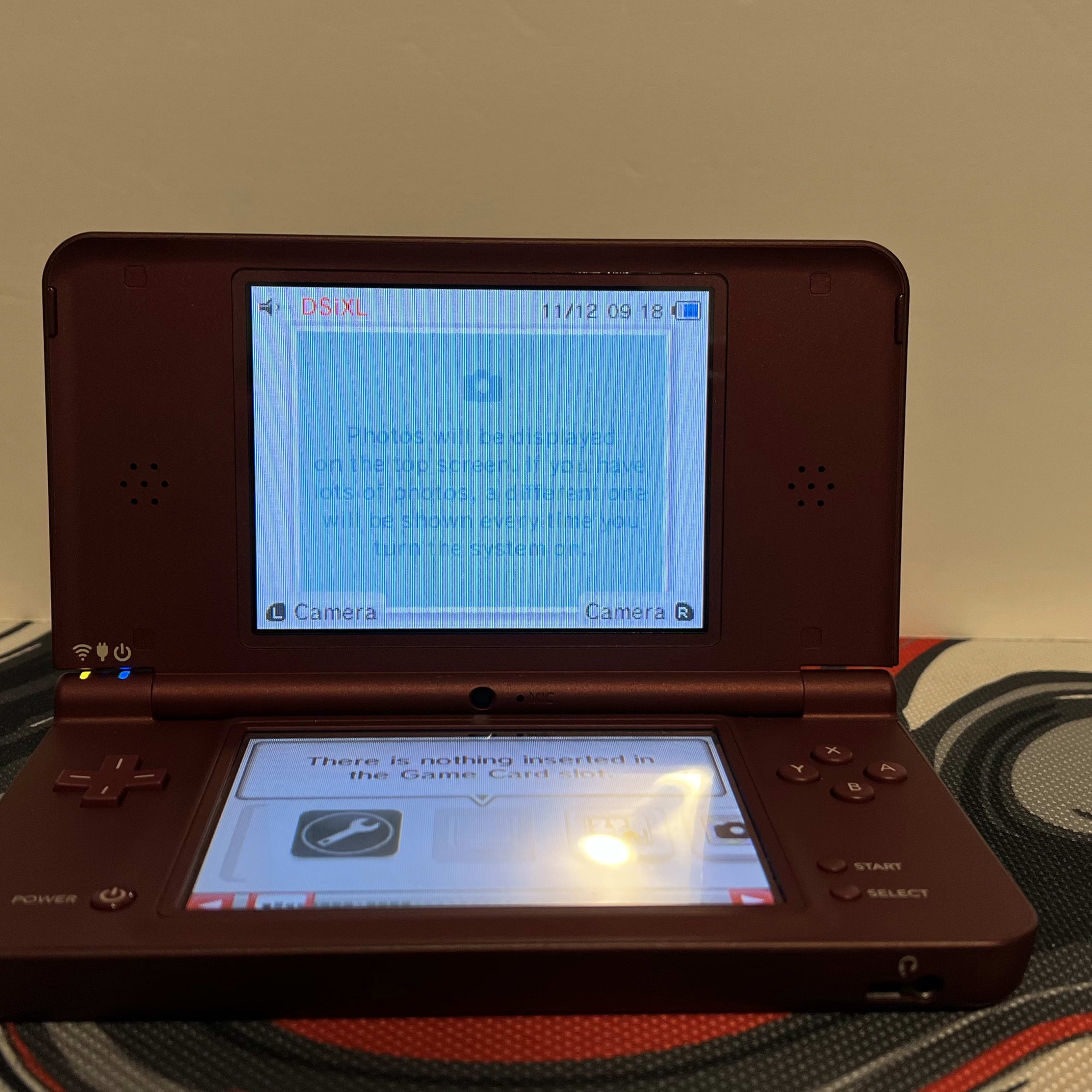 Nintendo DSi XL, Burgundy