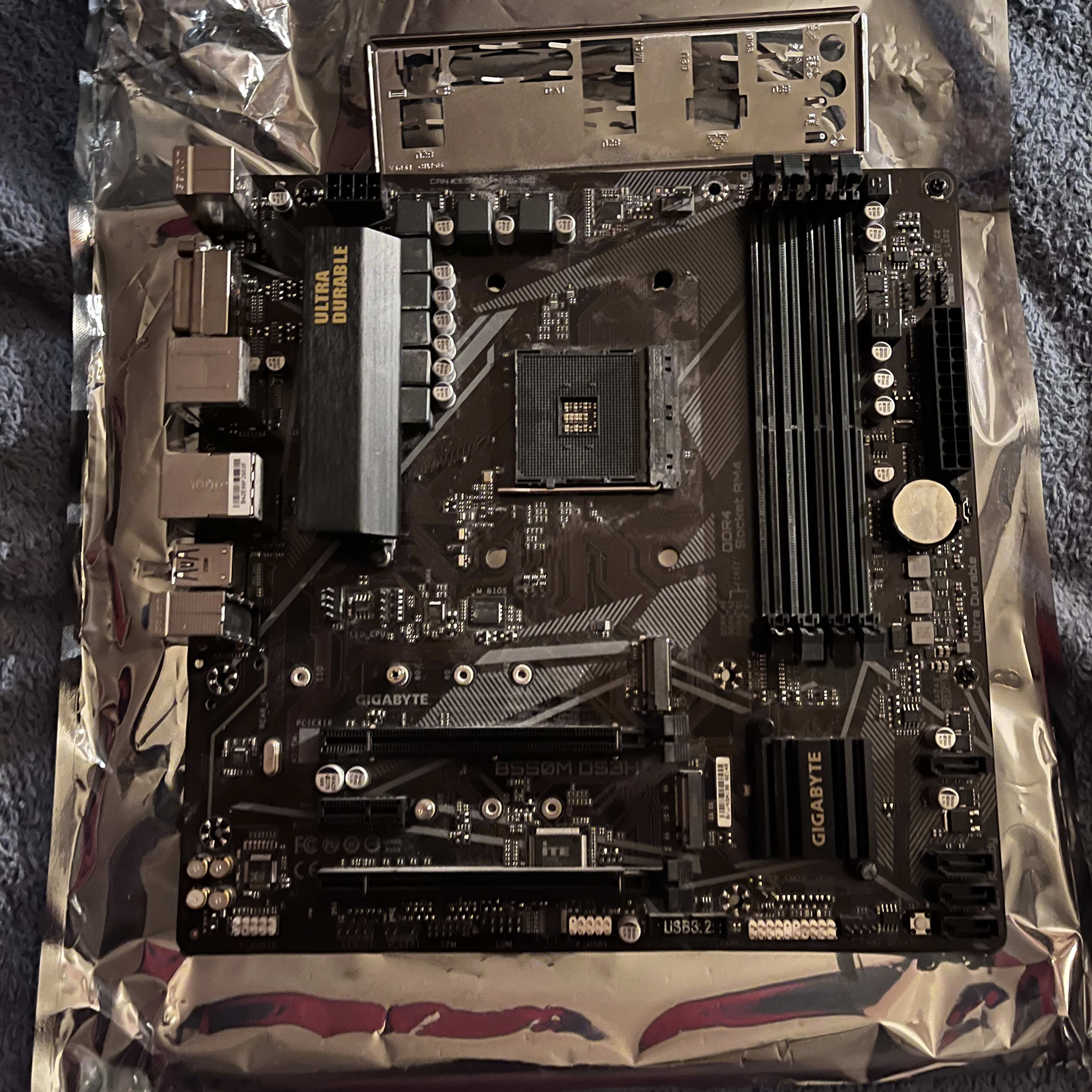 Gigabyte B550M DS3H AM4 DDR4 mATX Desktop Motherboard