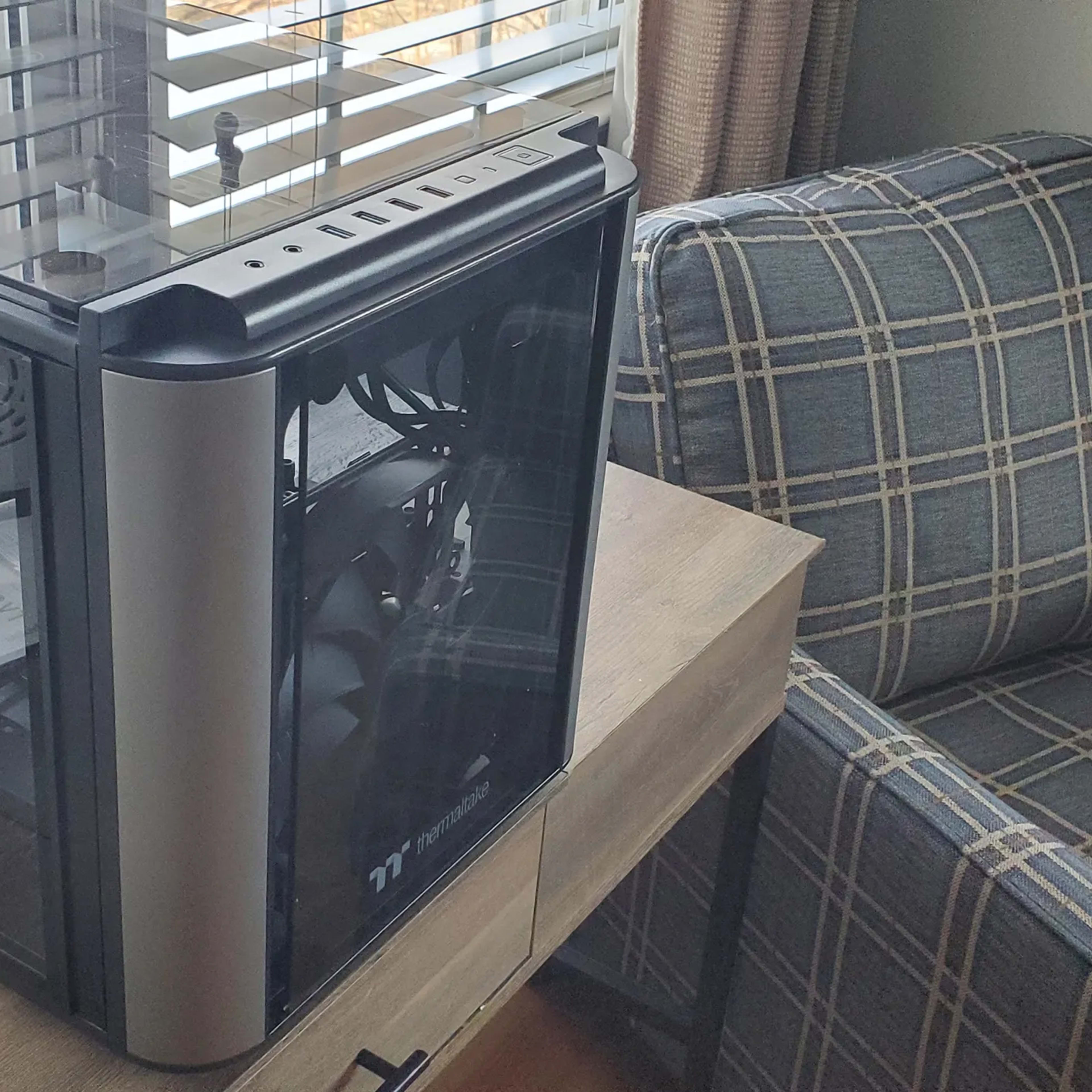 For Sale, Like new Level 20 VT tempered glass case with extra PWM fans included