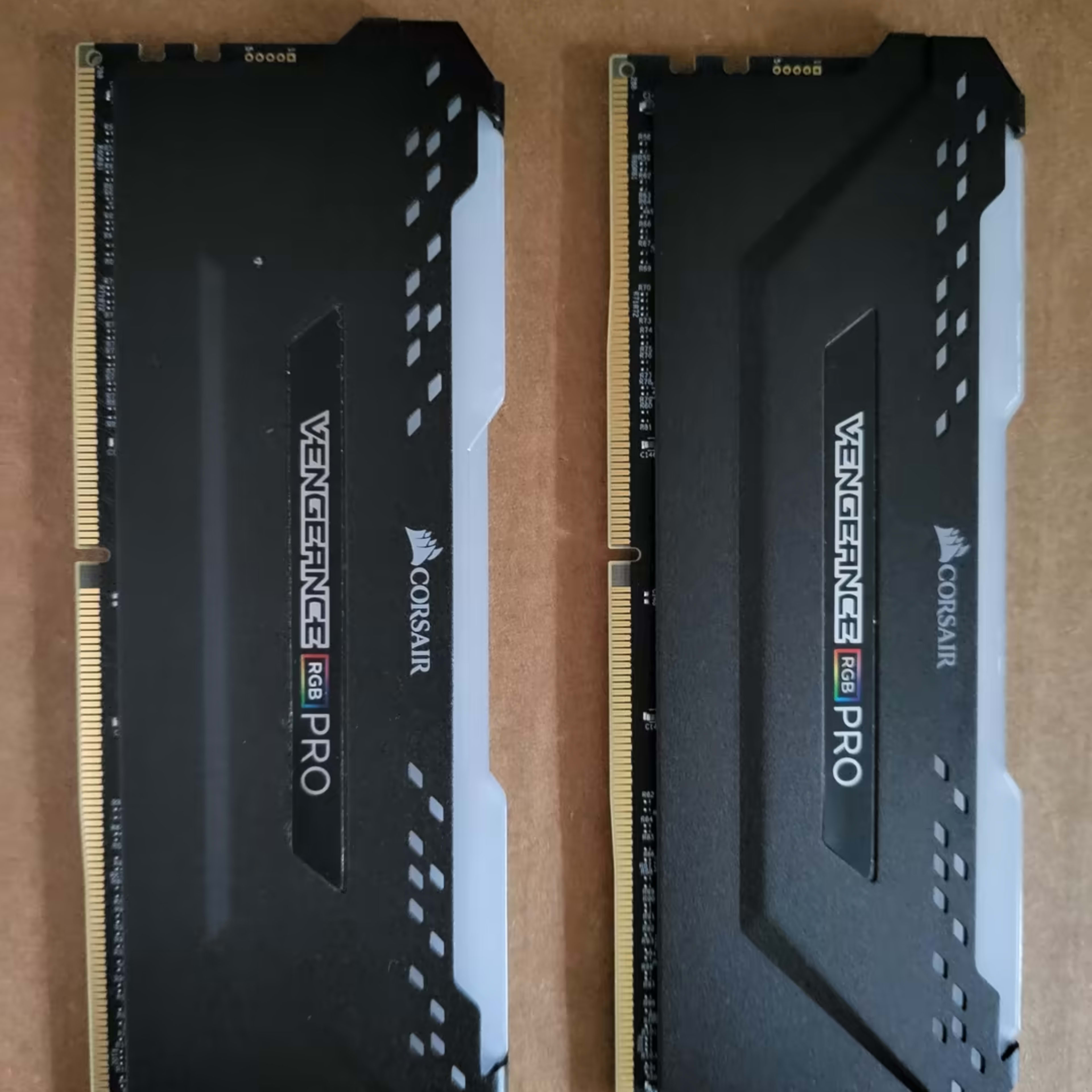 Jawa Vengeance Corsair | 16 GB) (2 RGB 32 CL18 Memory GB DDR4-3600 x Pro