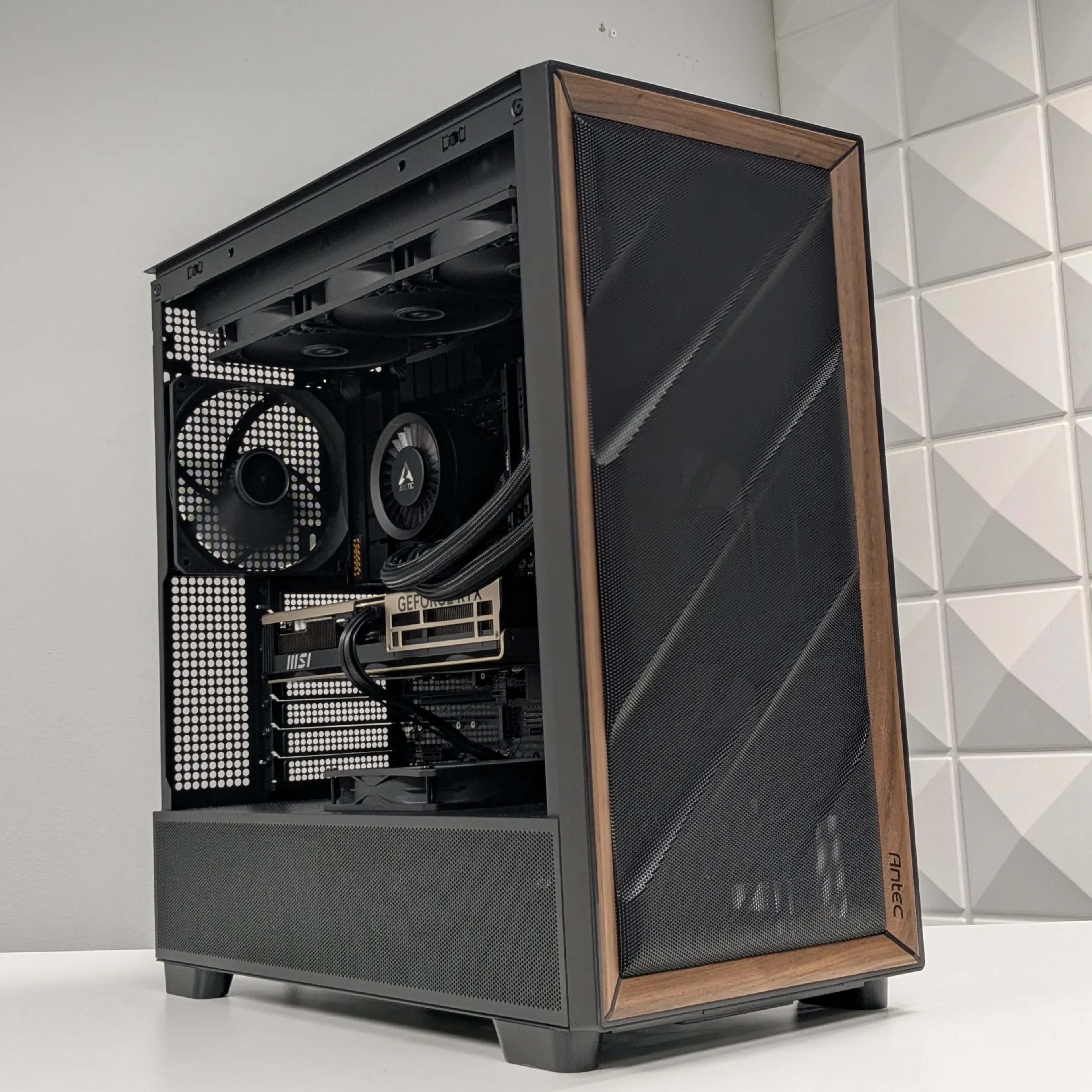 ゲーミングPC/7800X3D RTX5080 32GB NVMe 1TB ?media_id=484547878040739