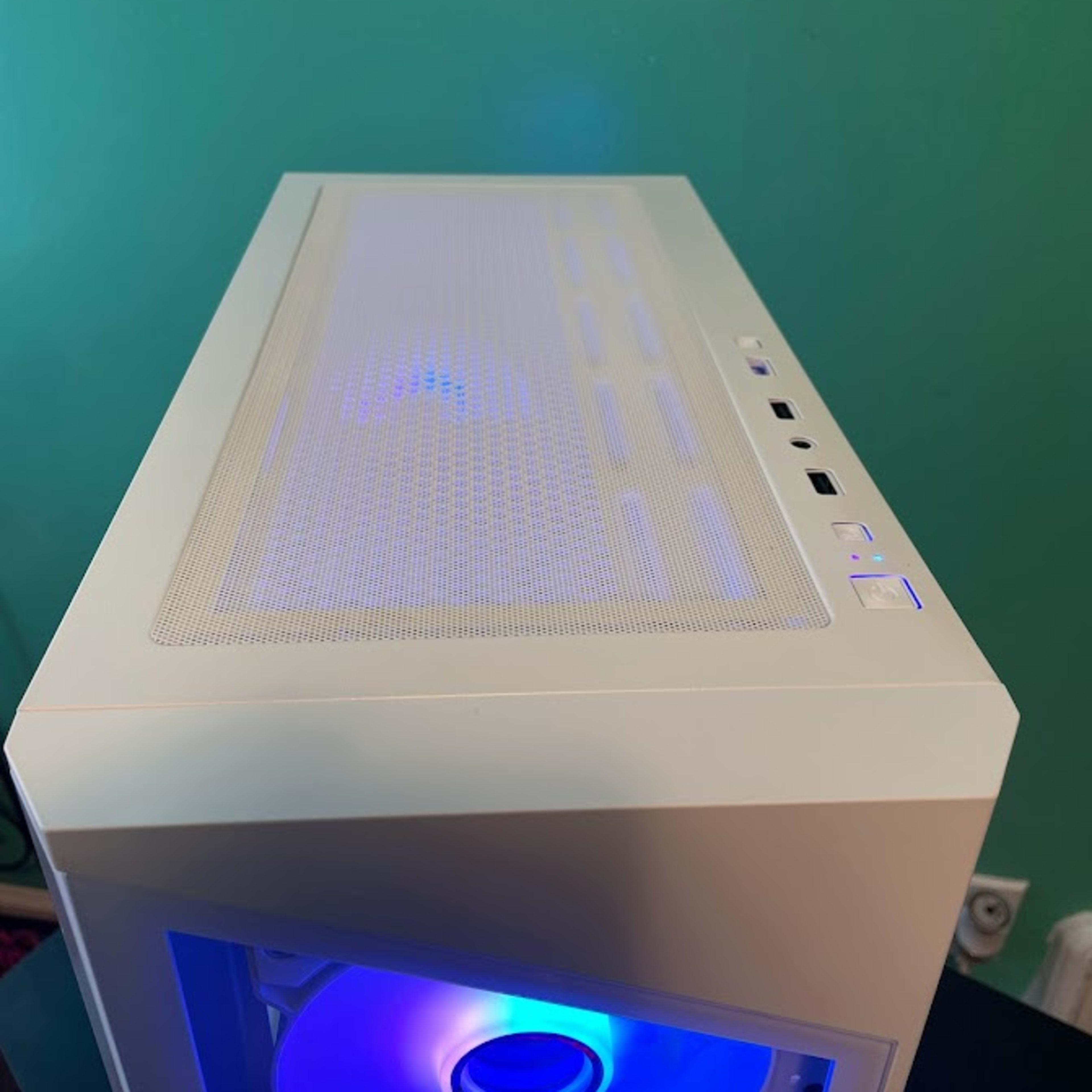 RGB White Gaming PC| Intel i5 / Amd RX470 / 8GB / 500GB Ssd Win 10 Pro WiFi