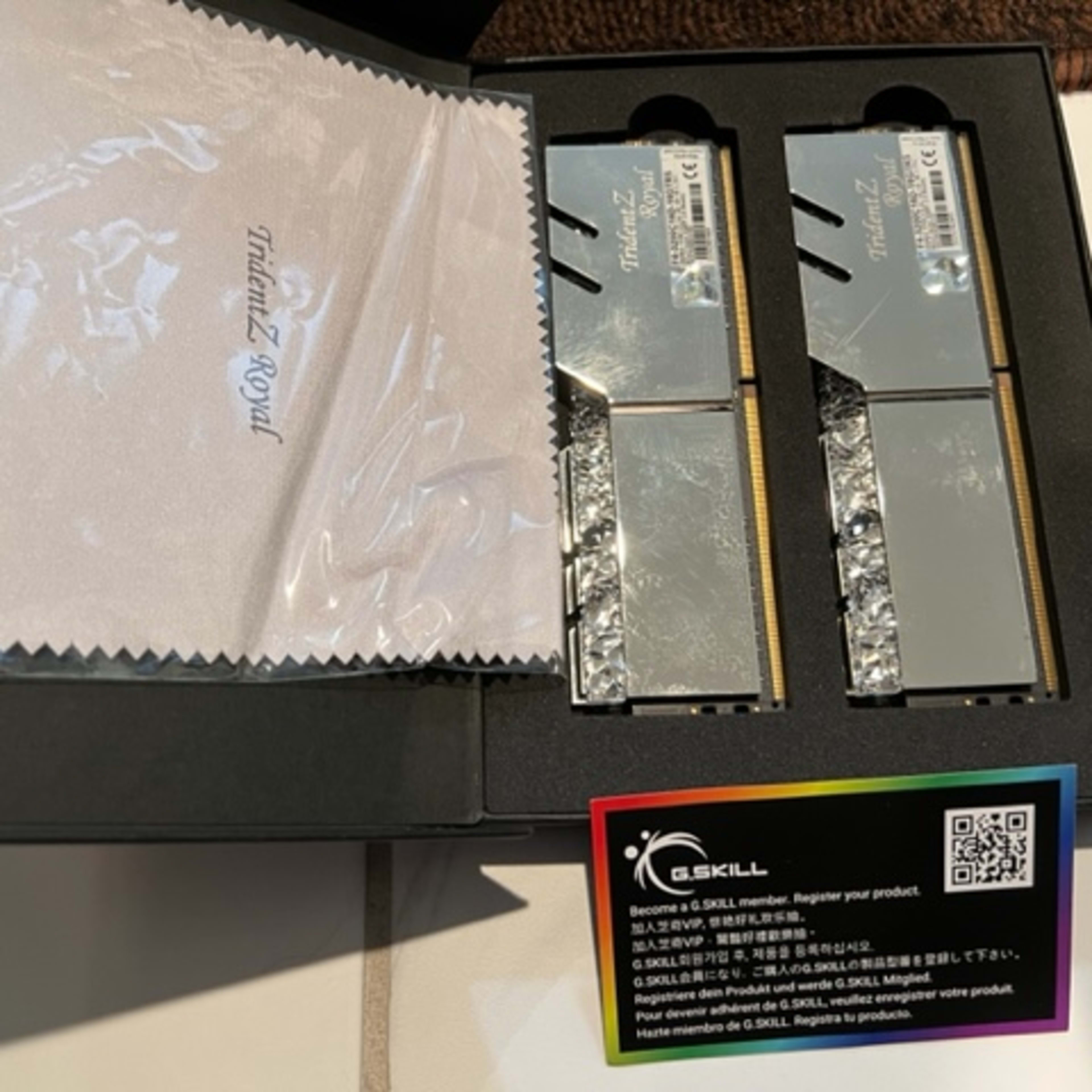 G.Skill Trident Z Royal RGB 16GB (2 x 8GB) DDR4-3200 PC4-25600 CL16 Dual-Channel Desktop Memory Kit