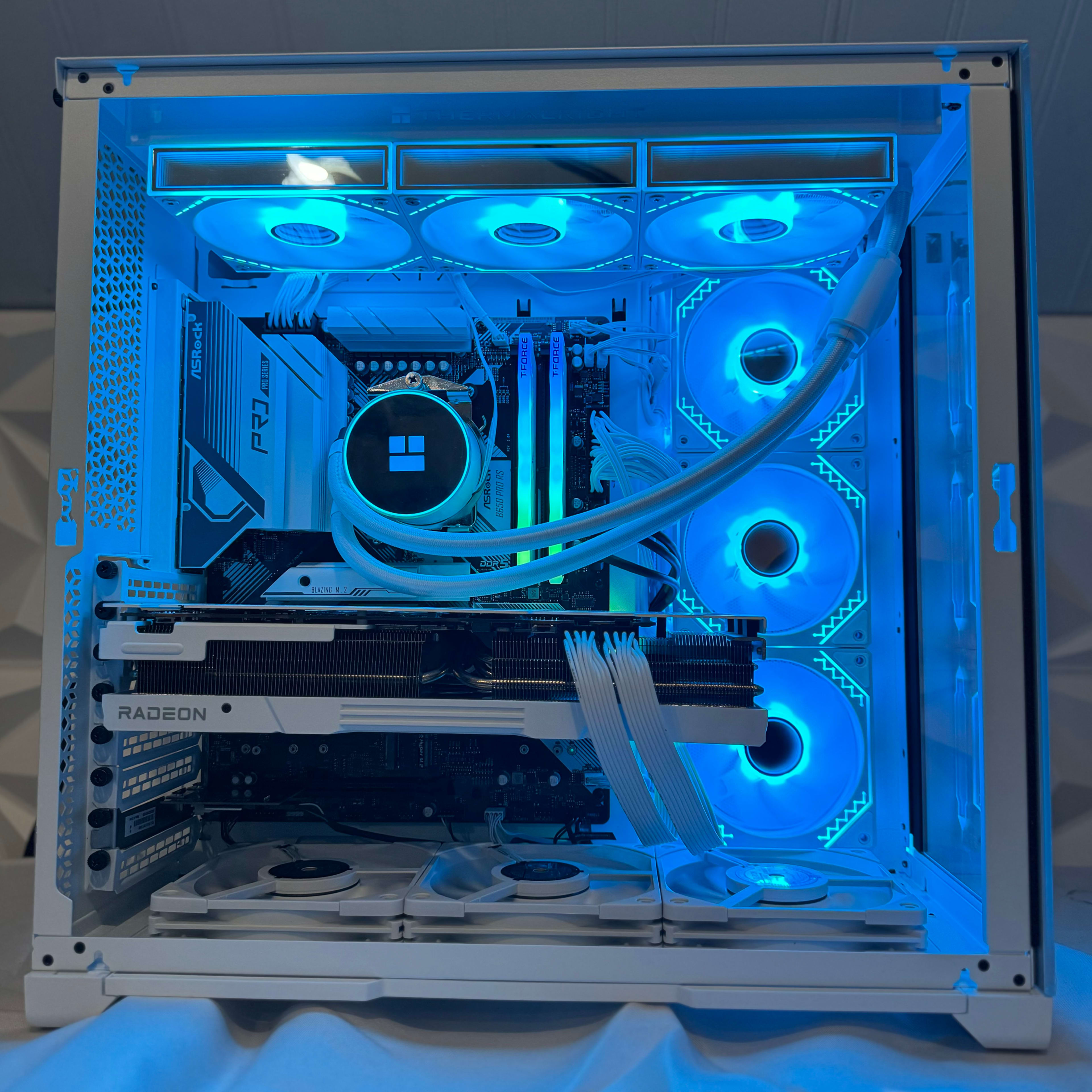 “WHITE WOLF” RX 7900 XTX, AMD Ryzen 7 7800X3D, 32GB DDR5, 2TB NVME