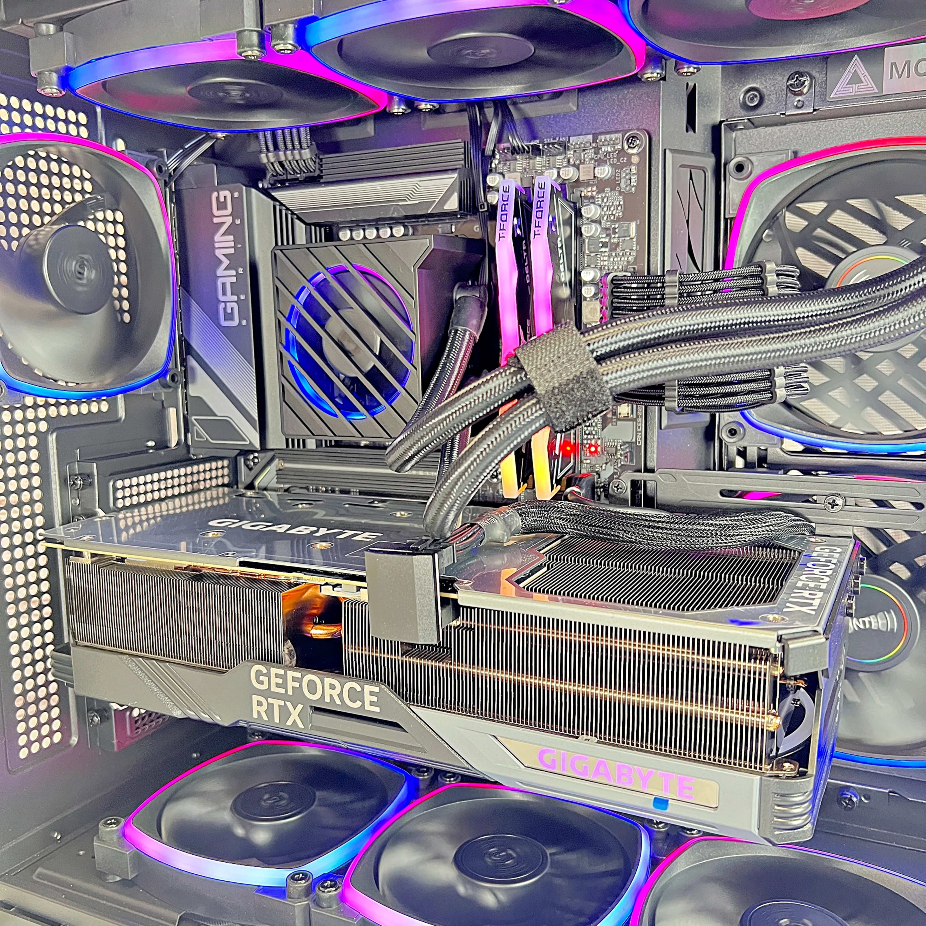 Pro Gamer - Ryzen 7 7800X3D RTX 4090 Gaming OC 32GB DDR5 2TB