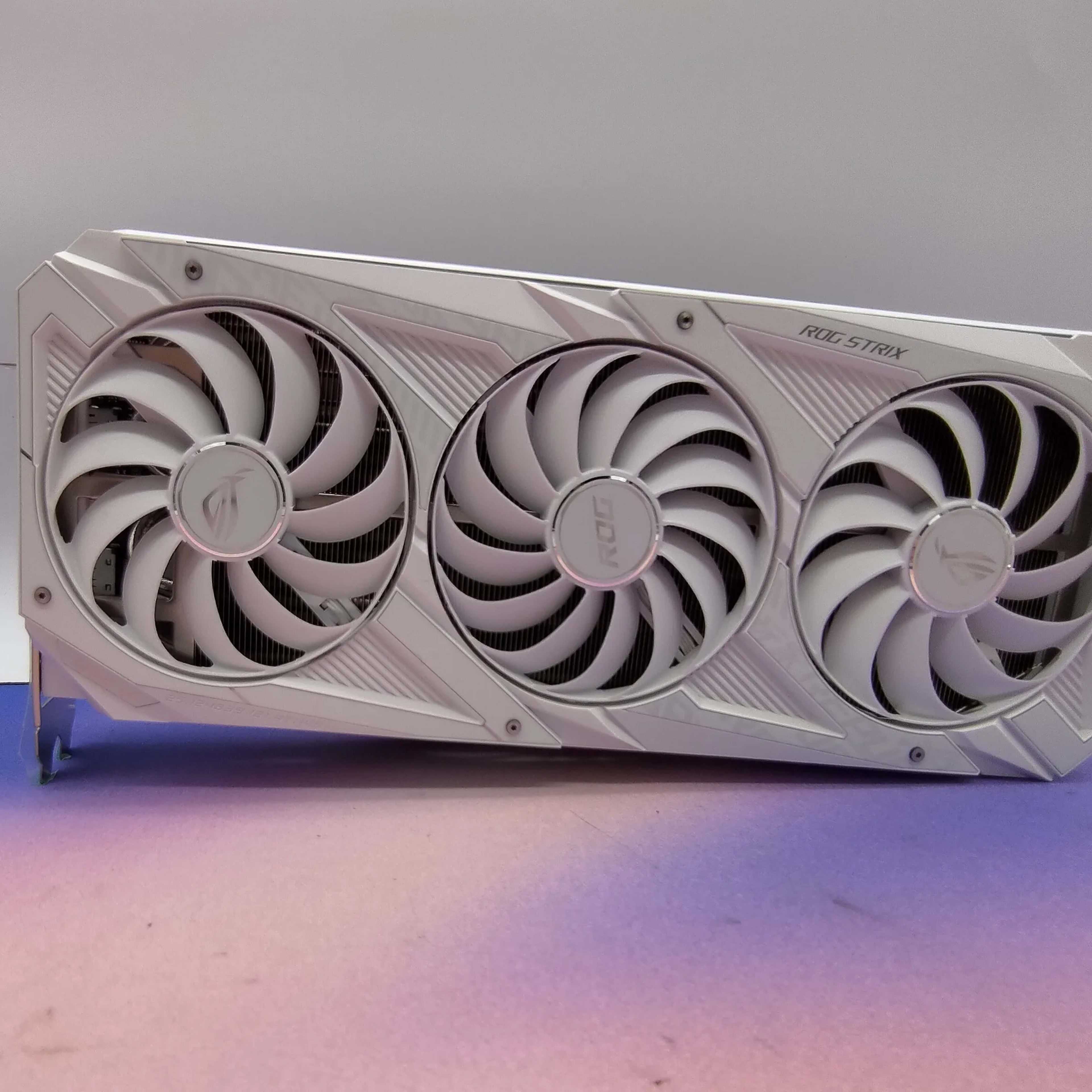 Asus ROG Strix RTX 3080 White Edition | Jawa Asus ROG Strix RTX 3080 White Edition | Jawa