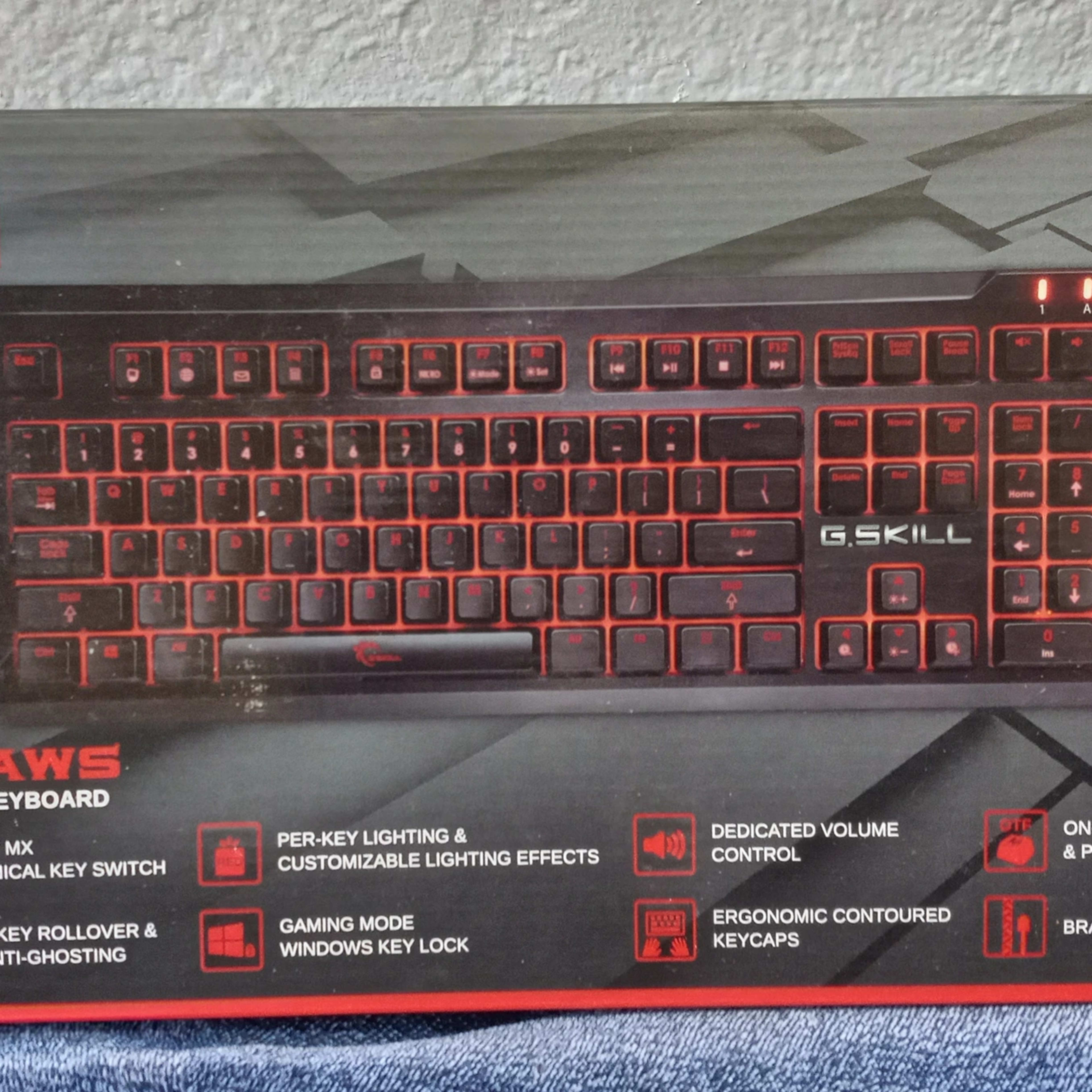 G.Skill Ripjaws KM570 Cherry MX Blue