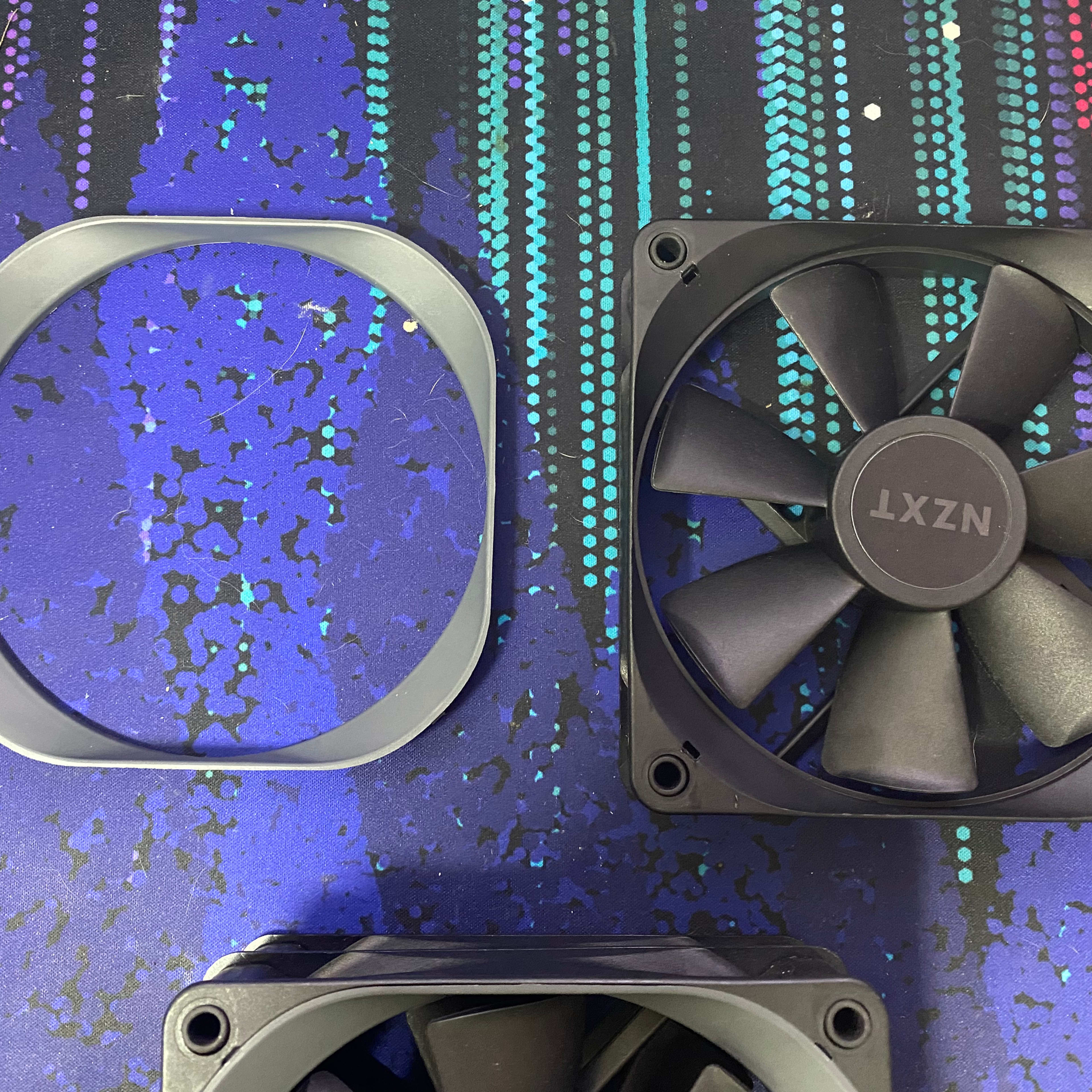 3x NZXT Aer P 120mm FDB 4pin PWM Black fans with removable accent plastic.