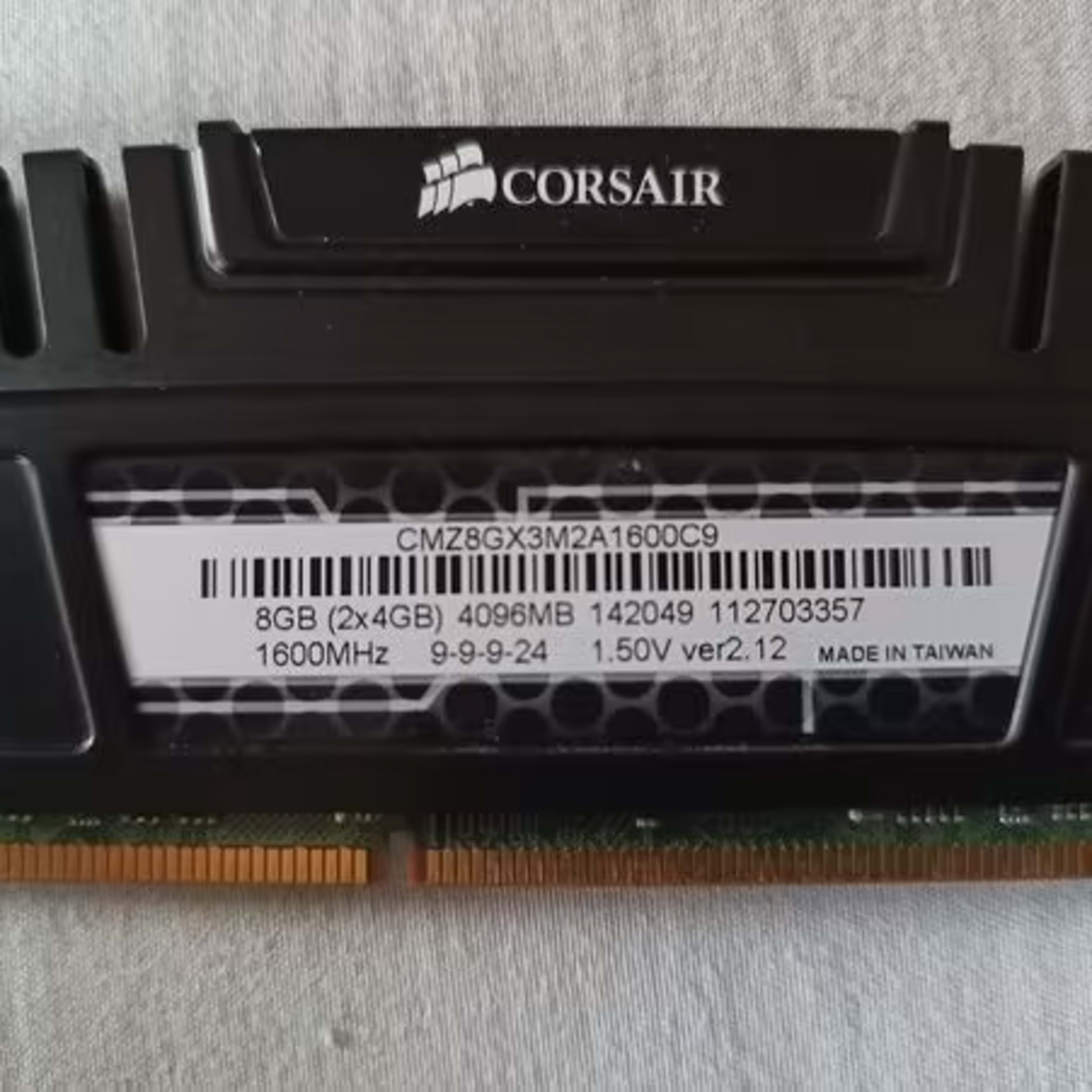 Corsair Vengeance 8 GB (2x4 GB) DDR3-1600 CL8 RAM