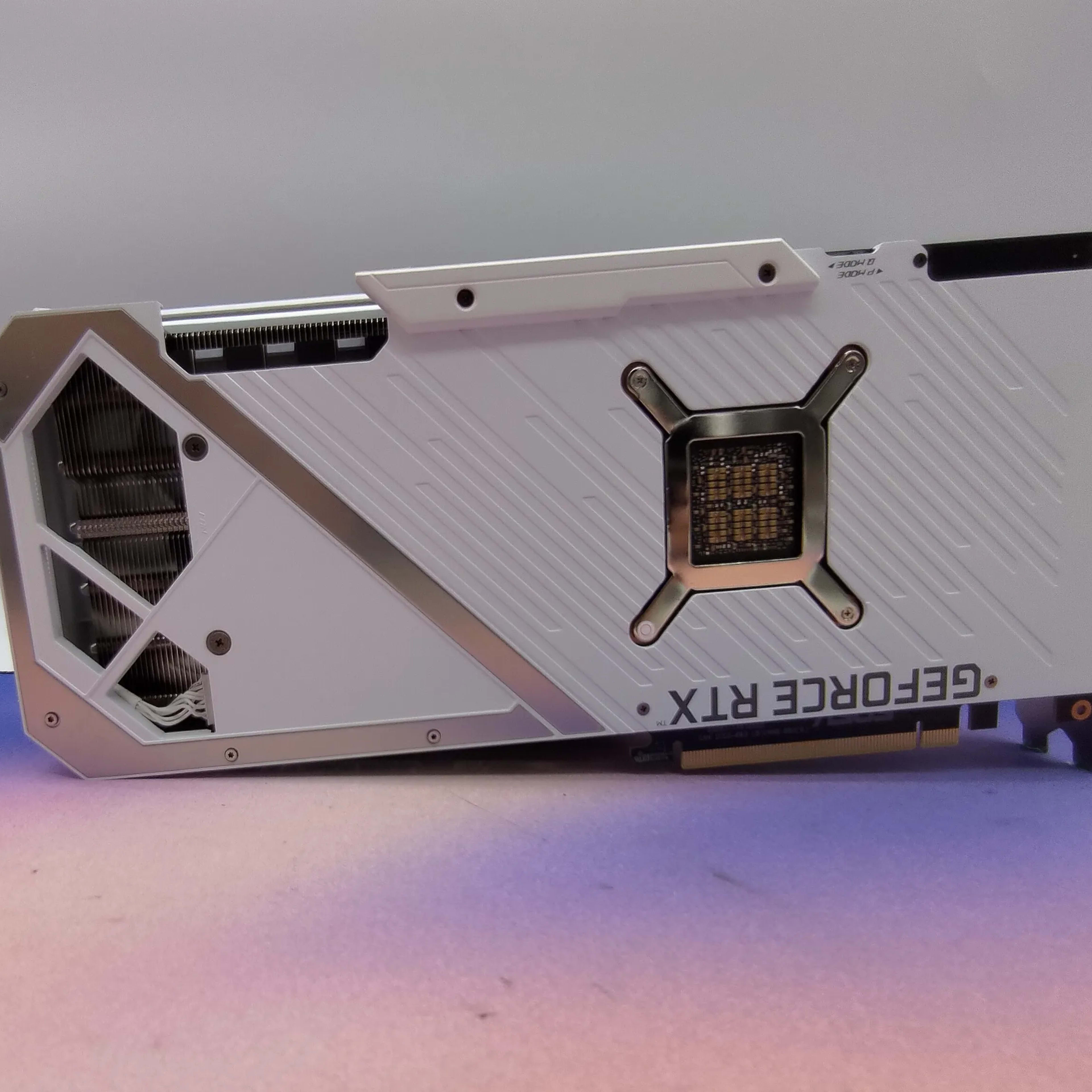 Asus ROG Strix RTX 3080 White Edition | Jawa Asus ROG Strix RTX 3080 White Edition | Jawa