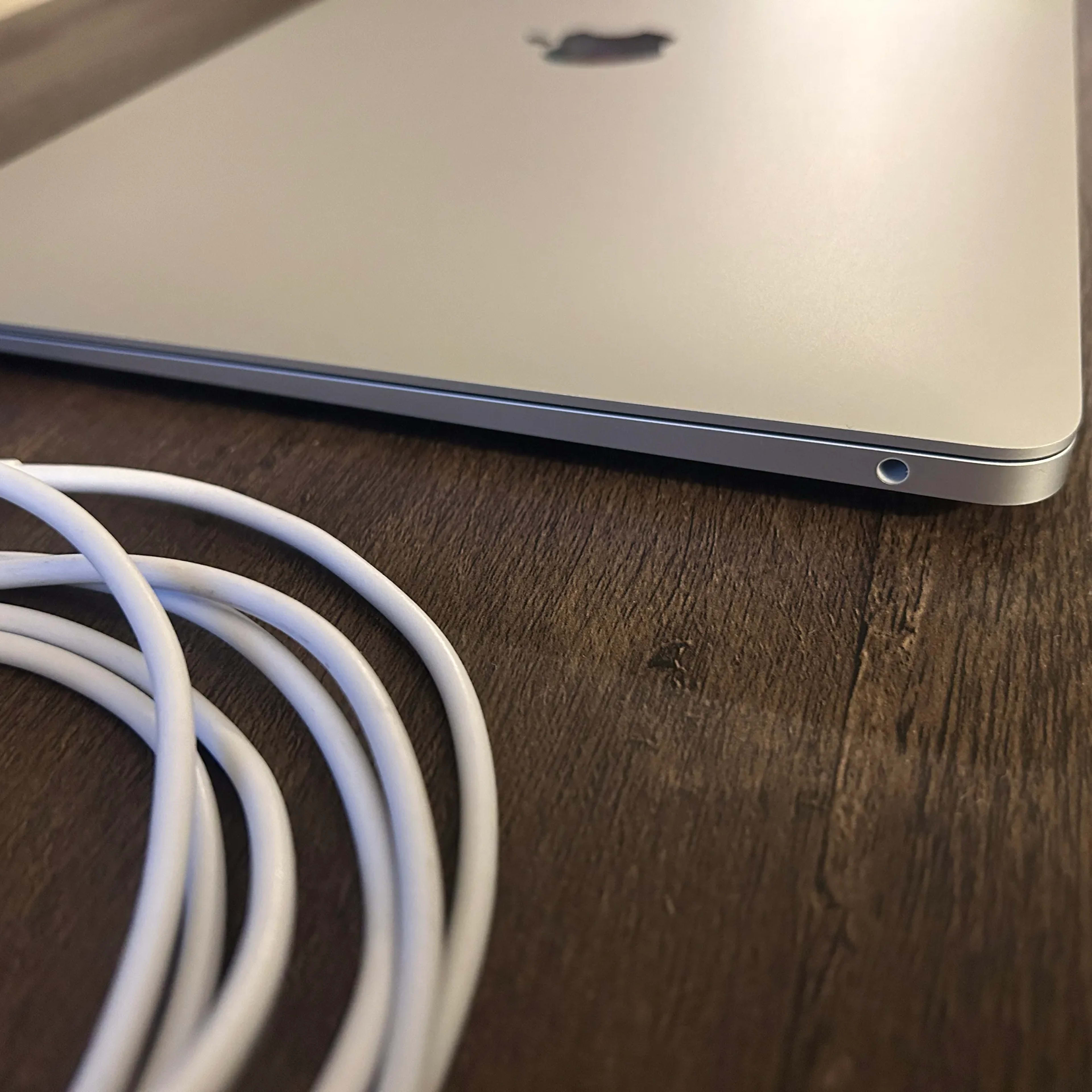 Macbook Air M1 13 in Silver, 8GB RAM, SSd 256GB | Jawa Macbook Air M1 13 in Silver, 8GB RAM, SSd 256GB | Jawa