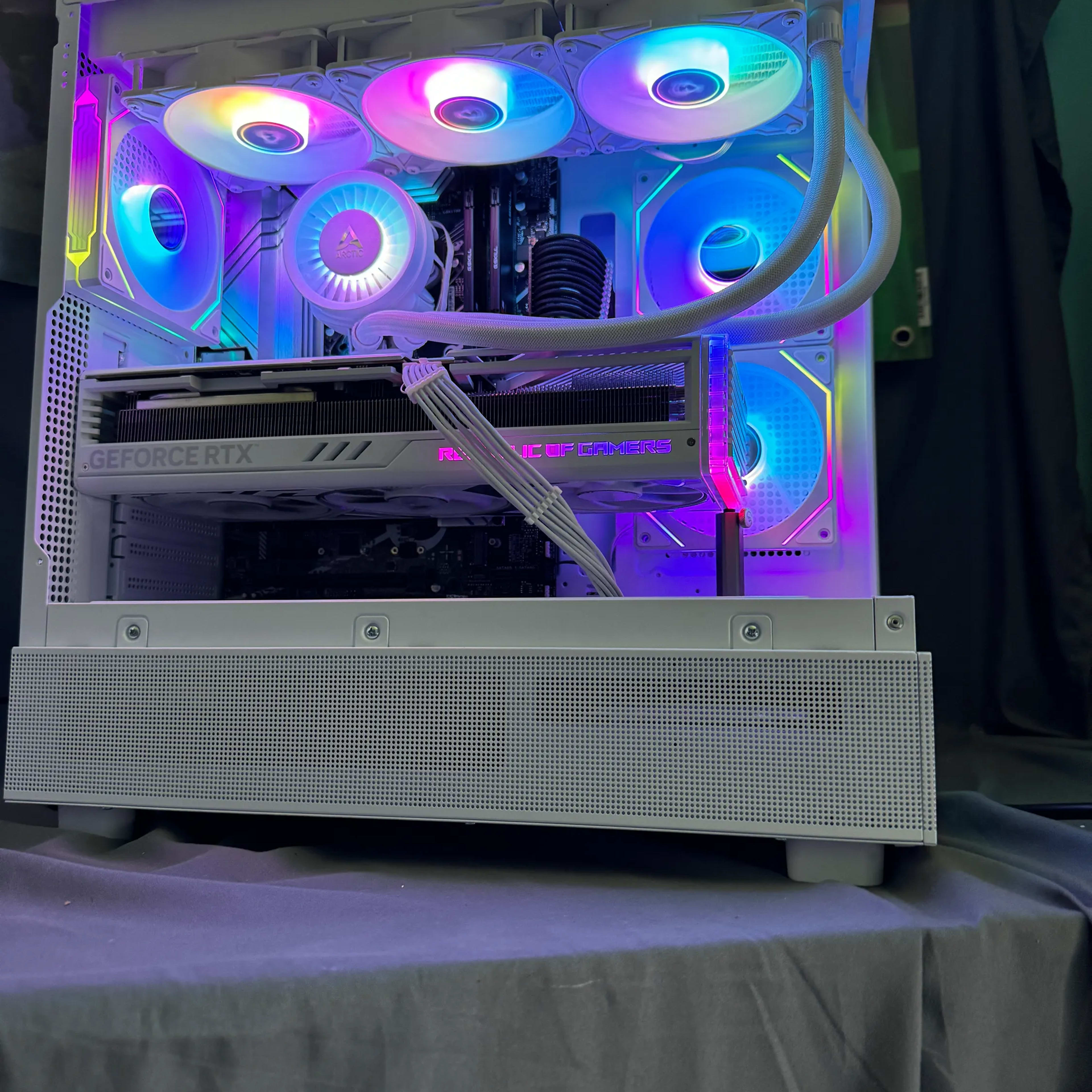 RTX 4090 Whiteout Gaming PC