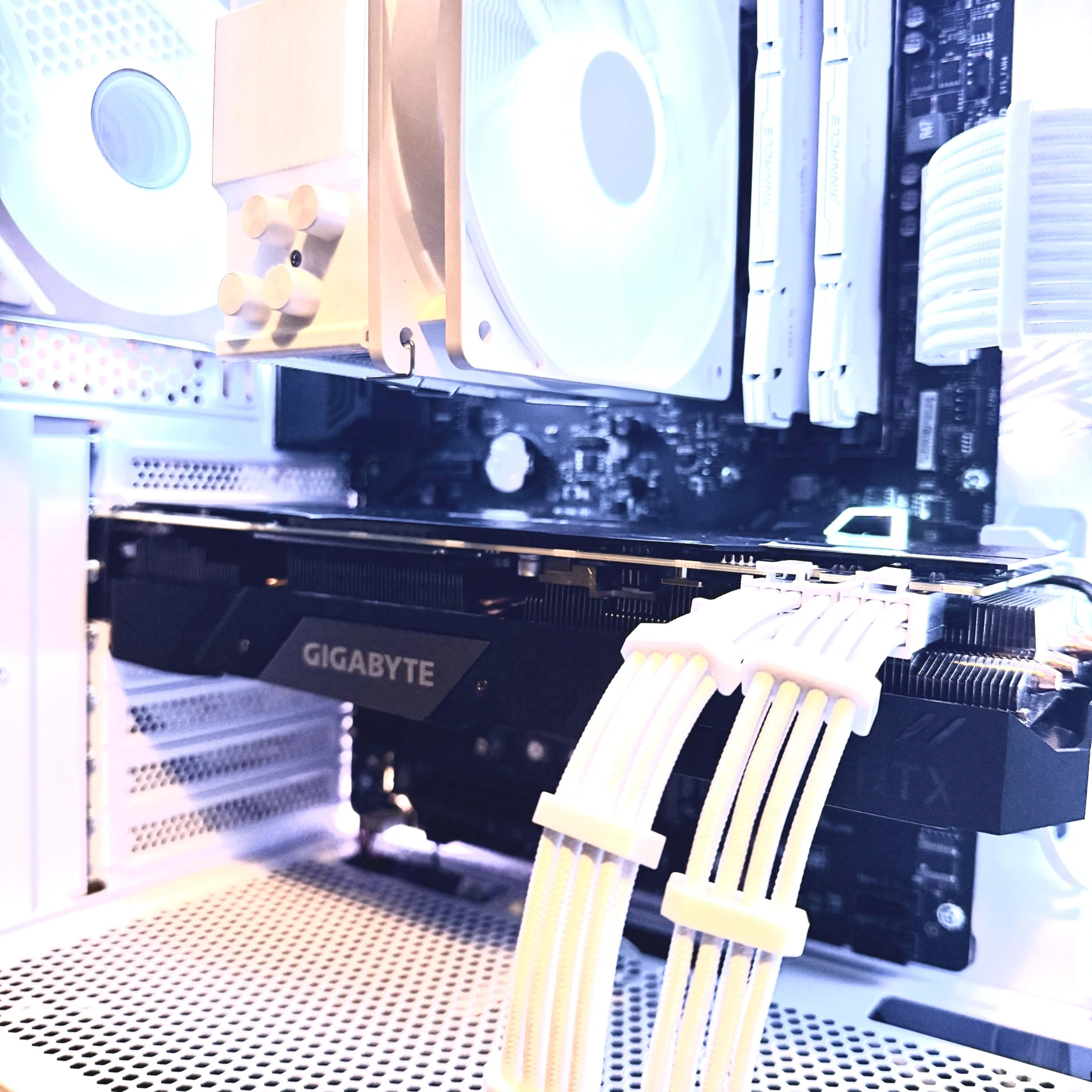 White Build RTX 2070 Super Ryzen 5 3600 16 GB DDR4 RAM 512 GB M.2