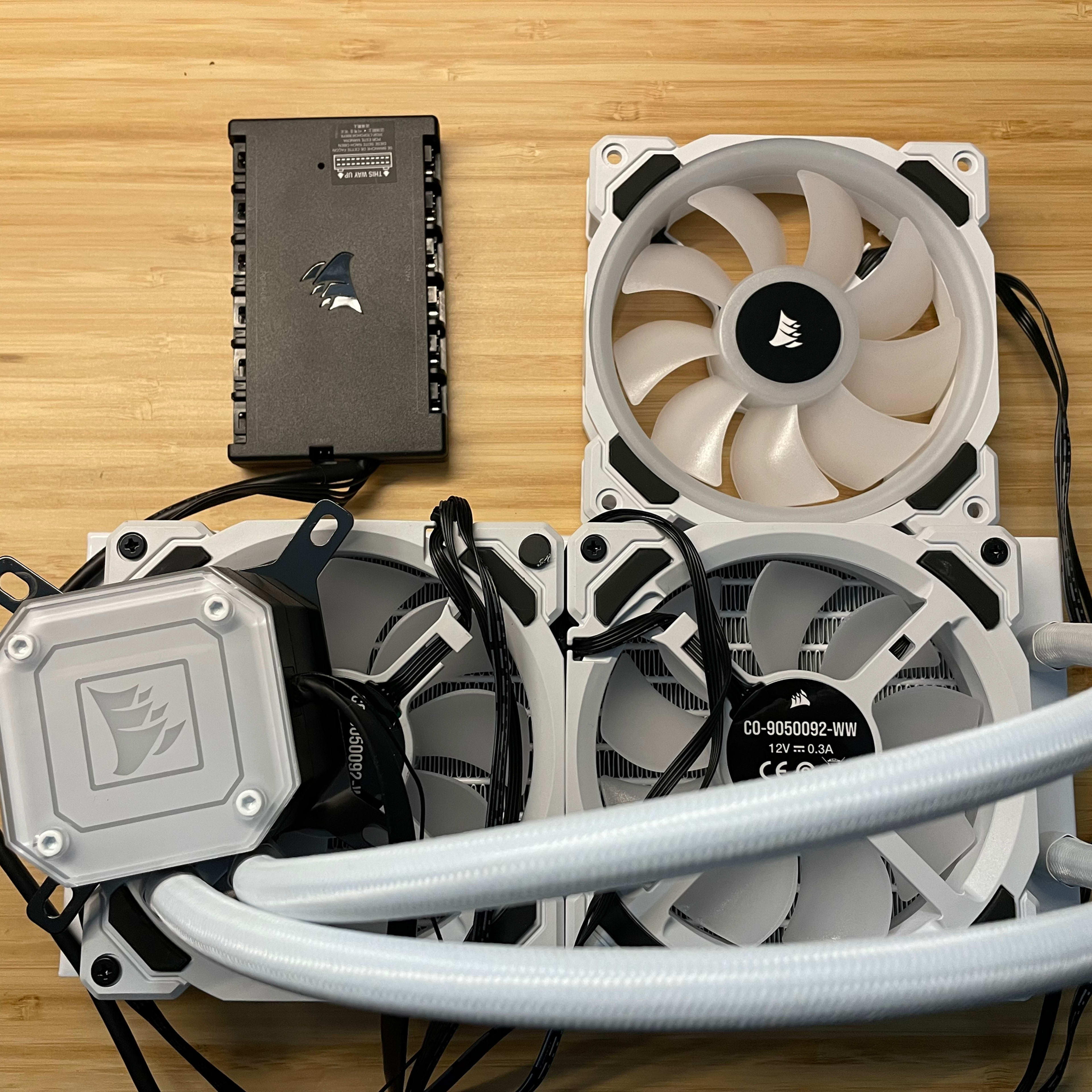 Corsair White Capellix 240mm + 3 LL120 Fans + Command Pro