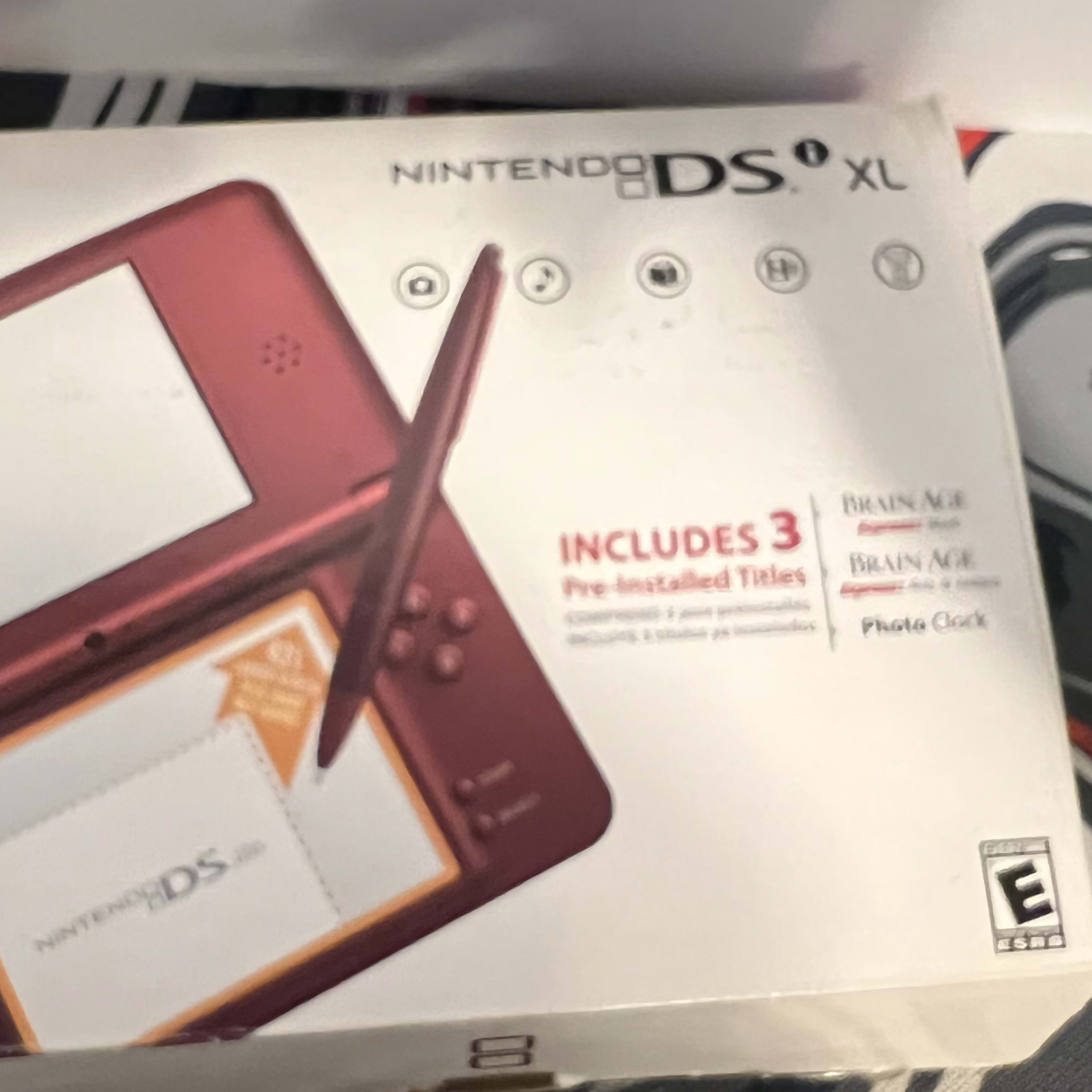 Nintendo DSi XL, Burgundy