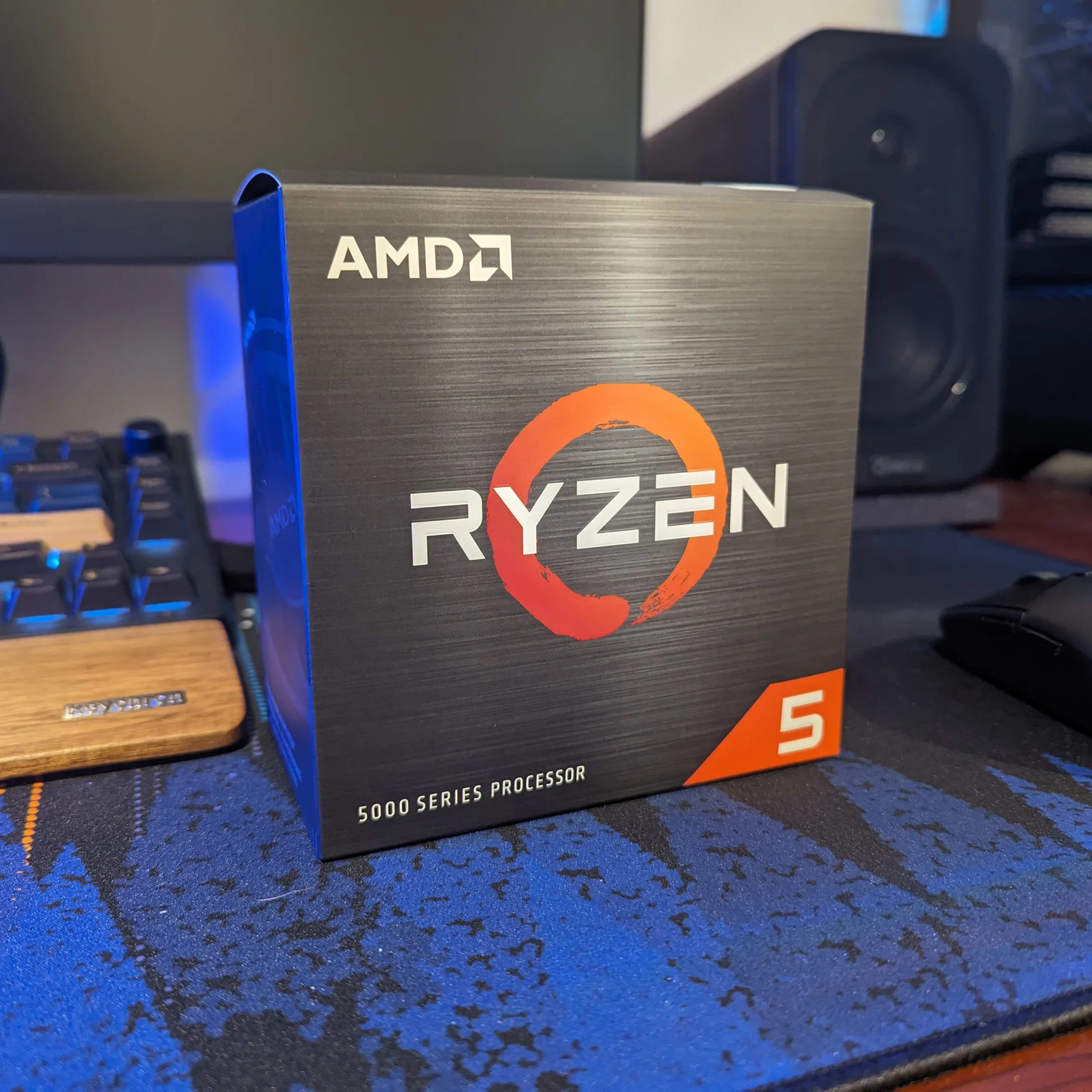 AMD Ryzen 5 5600X CPU 本体 Ryzen 5 5600X: AMD Ryzen 5 5600X 3.7 GHz Six-Core AM4