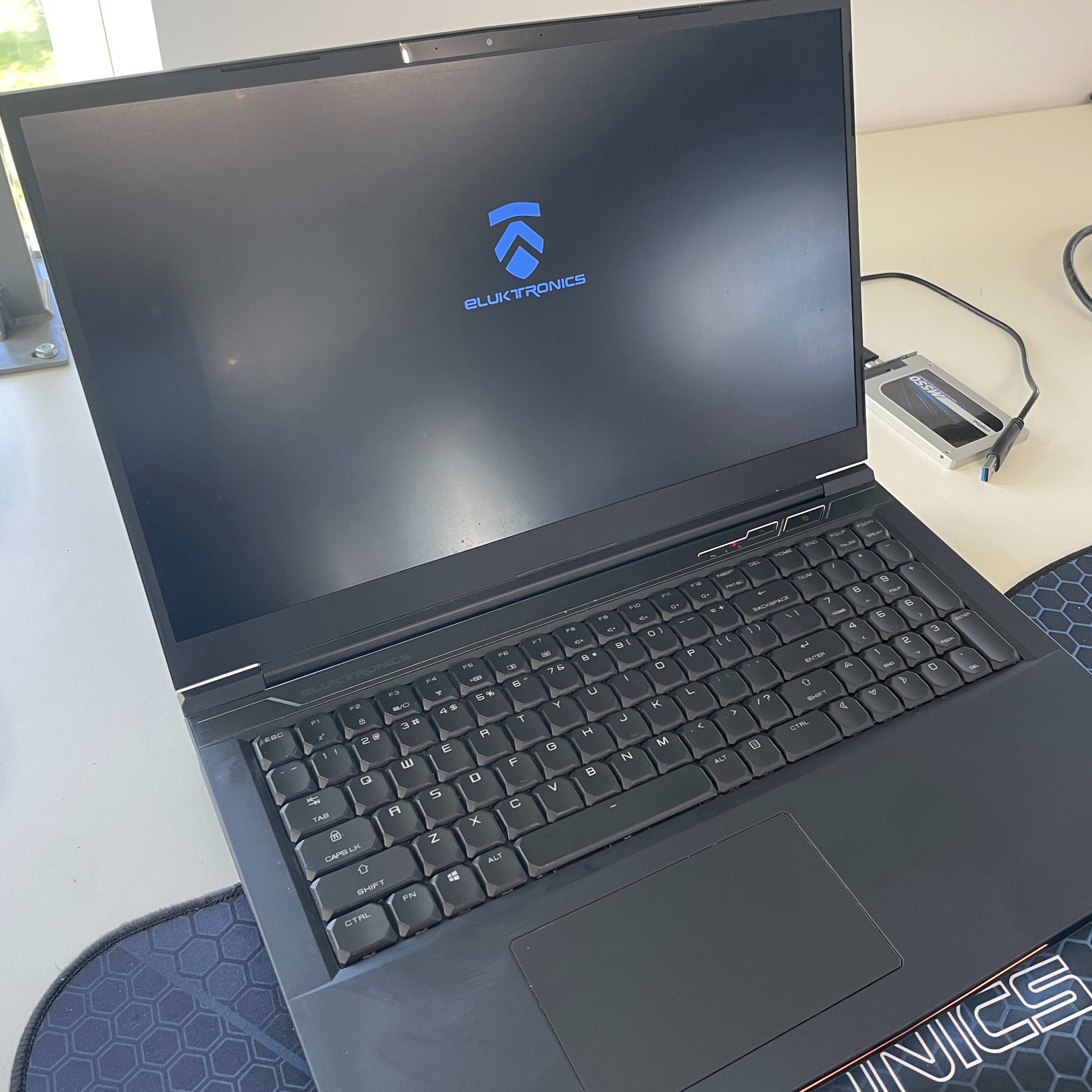 Eluktronics Mech17 G1R + i78750H + RTX 2060 + W10 Home + 32GB Ram Jawa