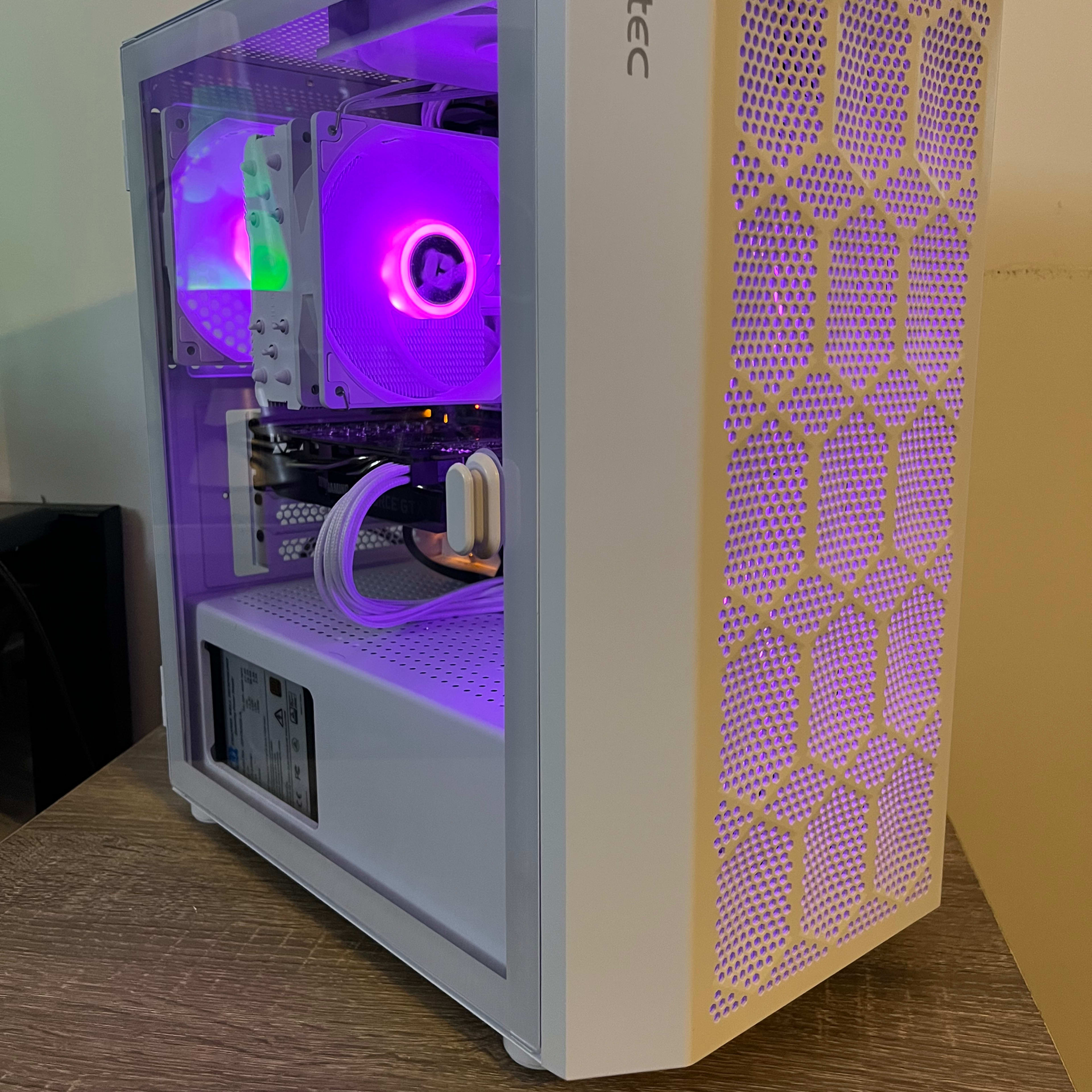 White gaming pc with an I5-8500 and a 1660 Ti windows 11 activated