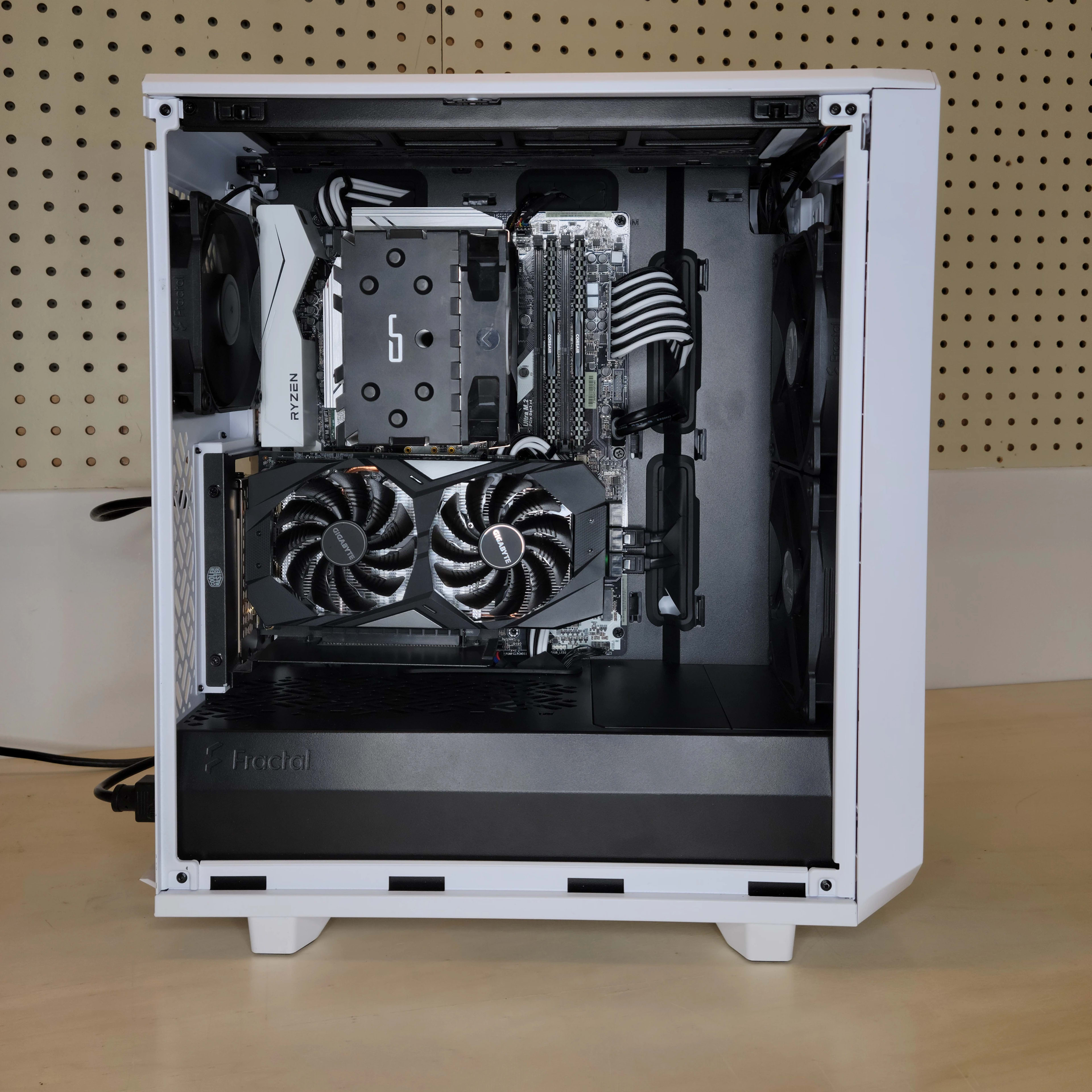 ⬜️⬛️⬜️ "Sweet 16" 1660 Super + R5 1600 Gaming PC