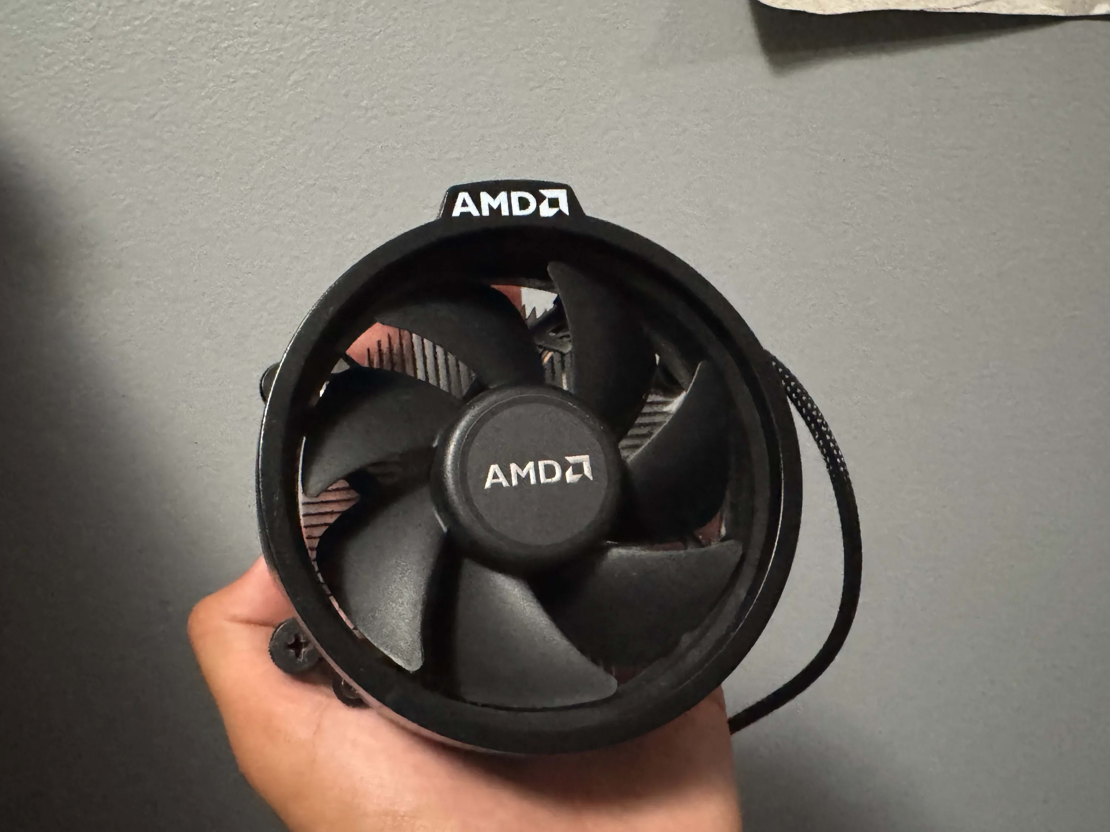 Ryzen 5 5600G, Cooler, Thermal Paste付き Supplied heat sink and fan with Ryzen 5 5600 - thermal paste