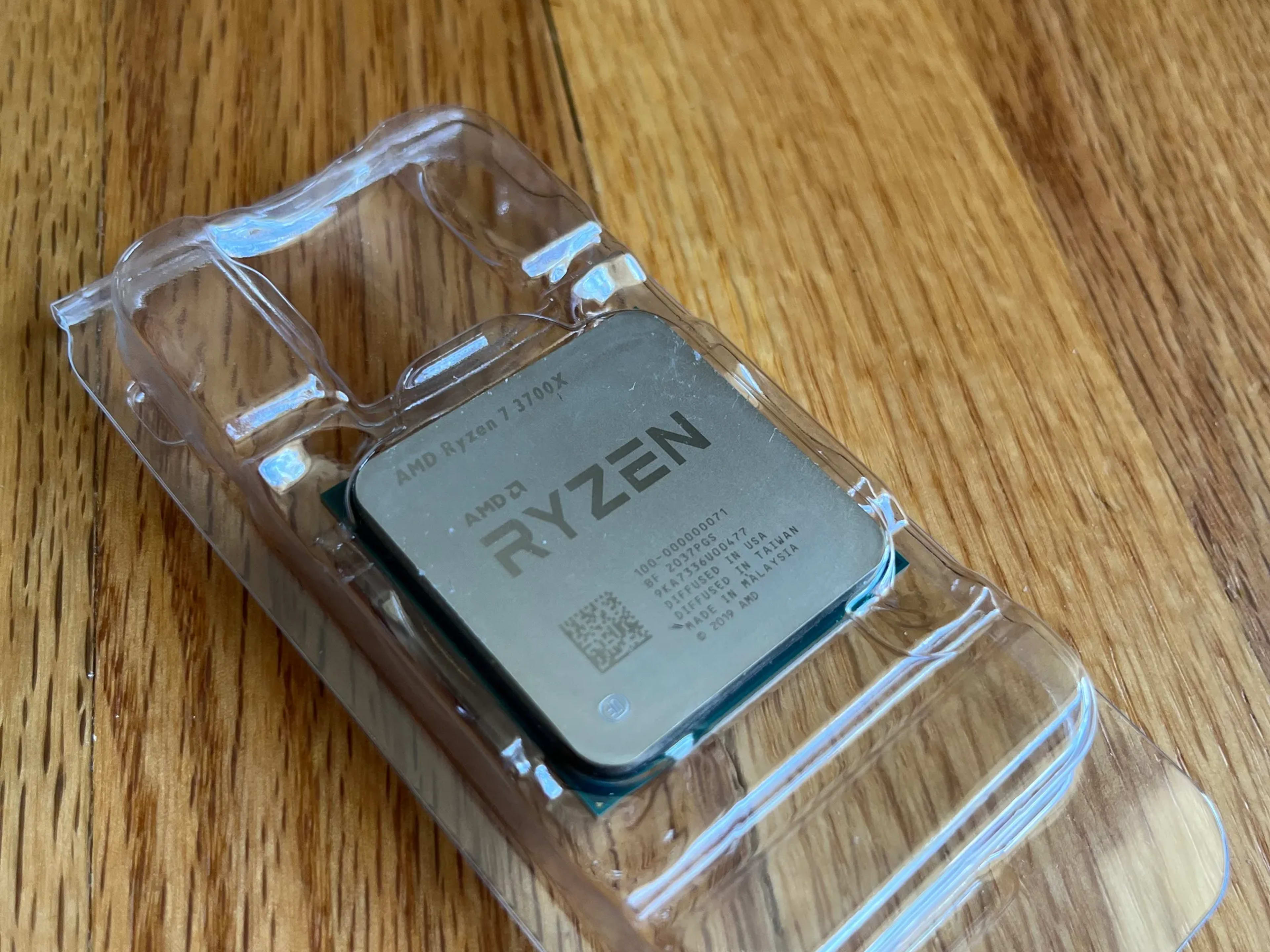 CPU AMD Ryzen7 3700x with wraith prism Amazon.com: AMD Ryzen 7 3700X 8-Core, 16-Thread Unlocked