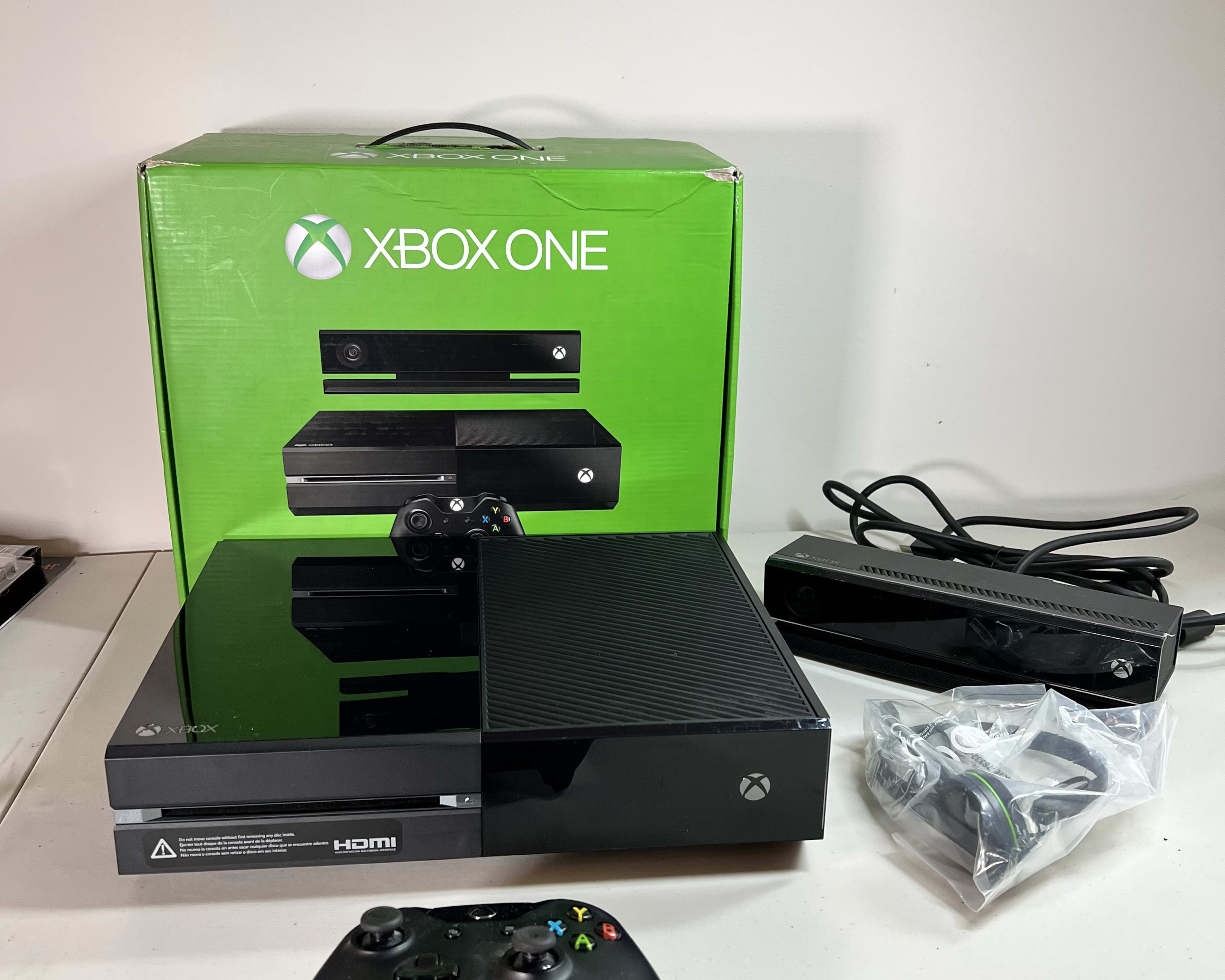 Microsoft Xbox One with Kinect 500GB Console Model 1540
