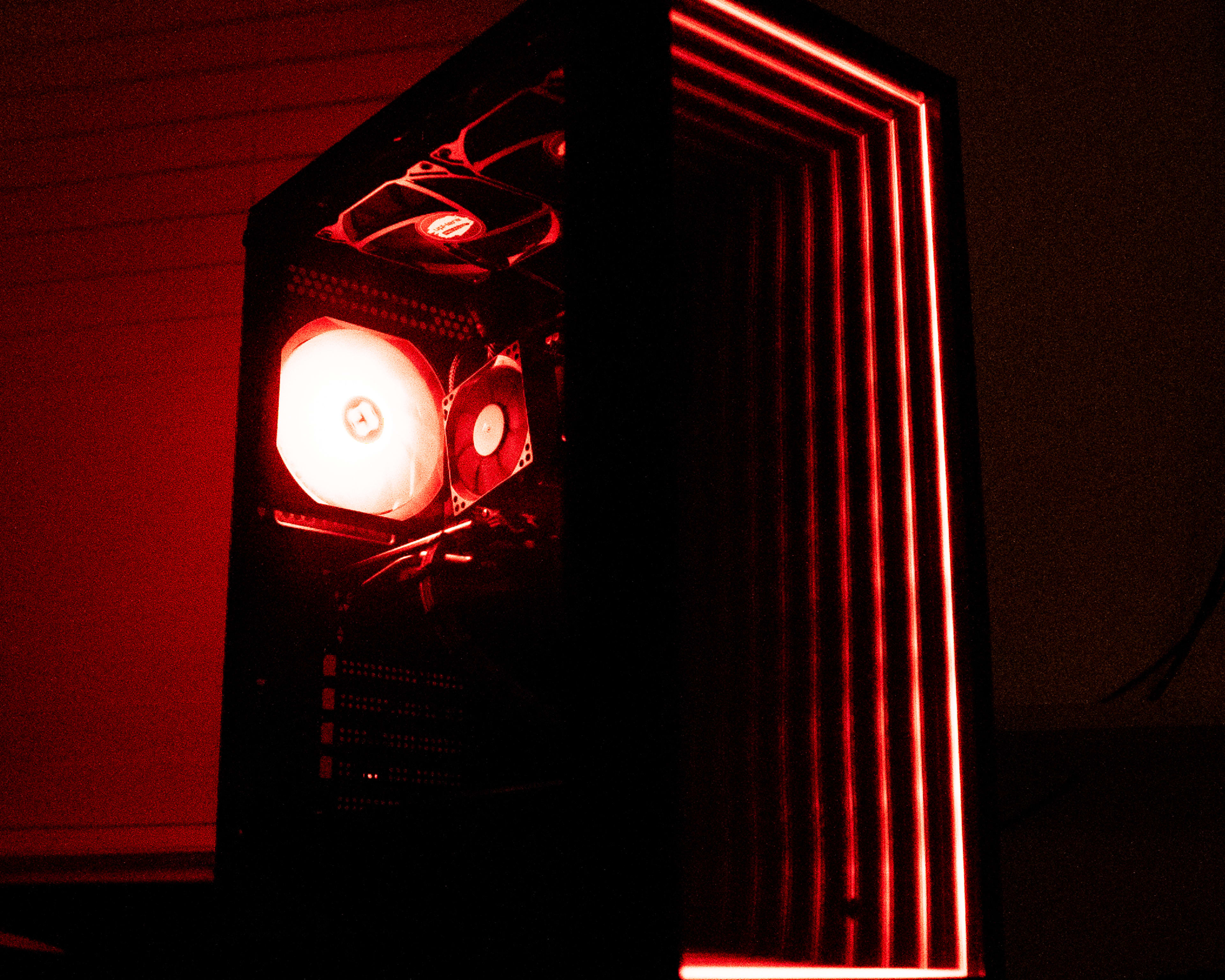 ⚫🔴 | RX 580 | INTEL i5 4670 | 12GB DDR3 RAM | 240GB SSD + 320GB HDD | Scarlet Dagger 2.0