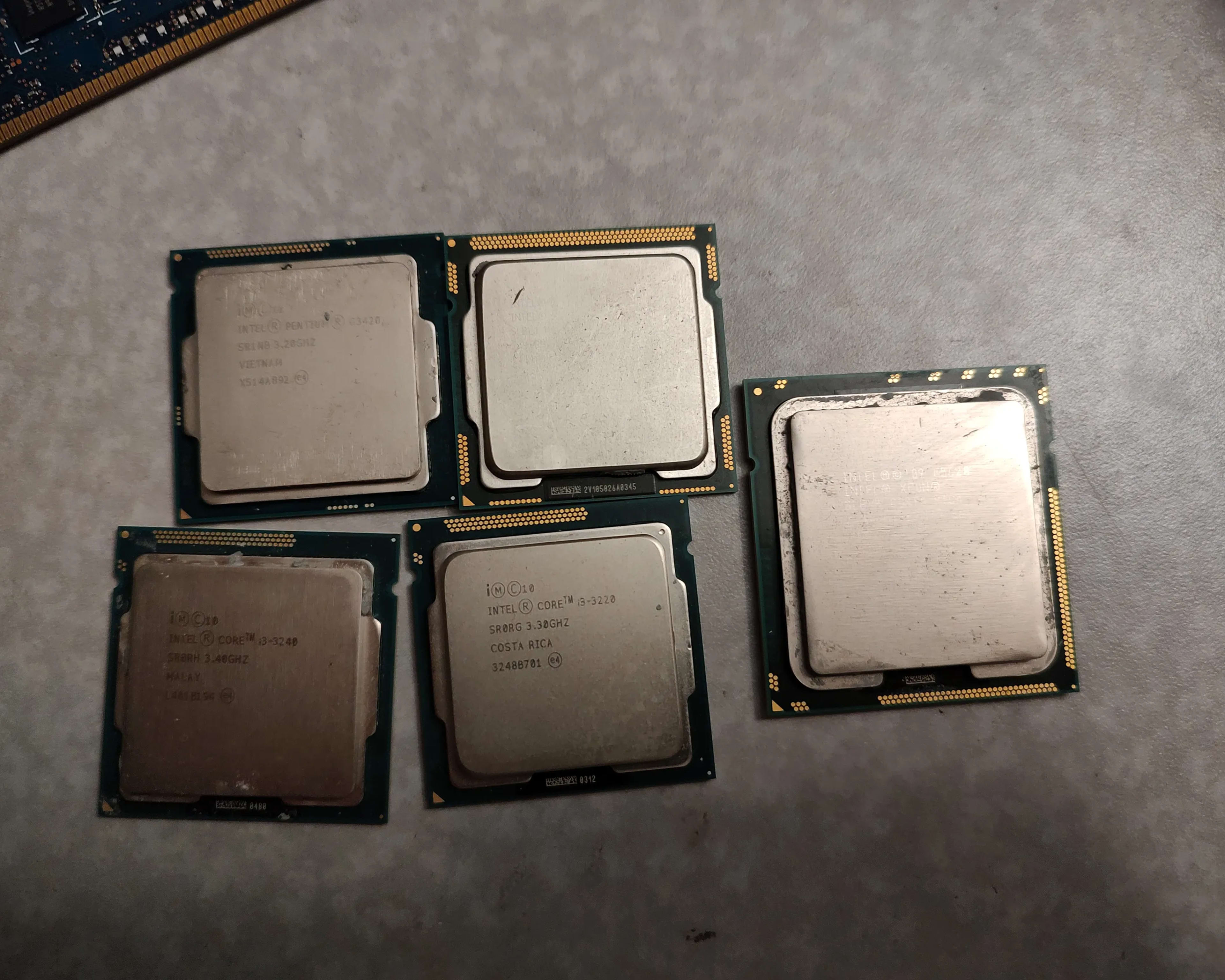 Intel CPU lot. 2x i3 3rd gen, 2x Xeon, 1x pentium