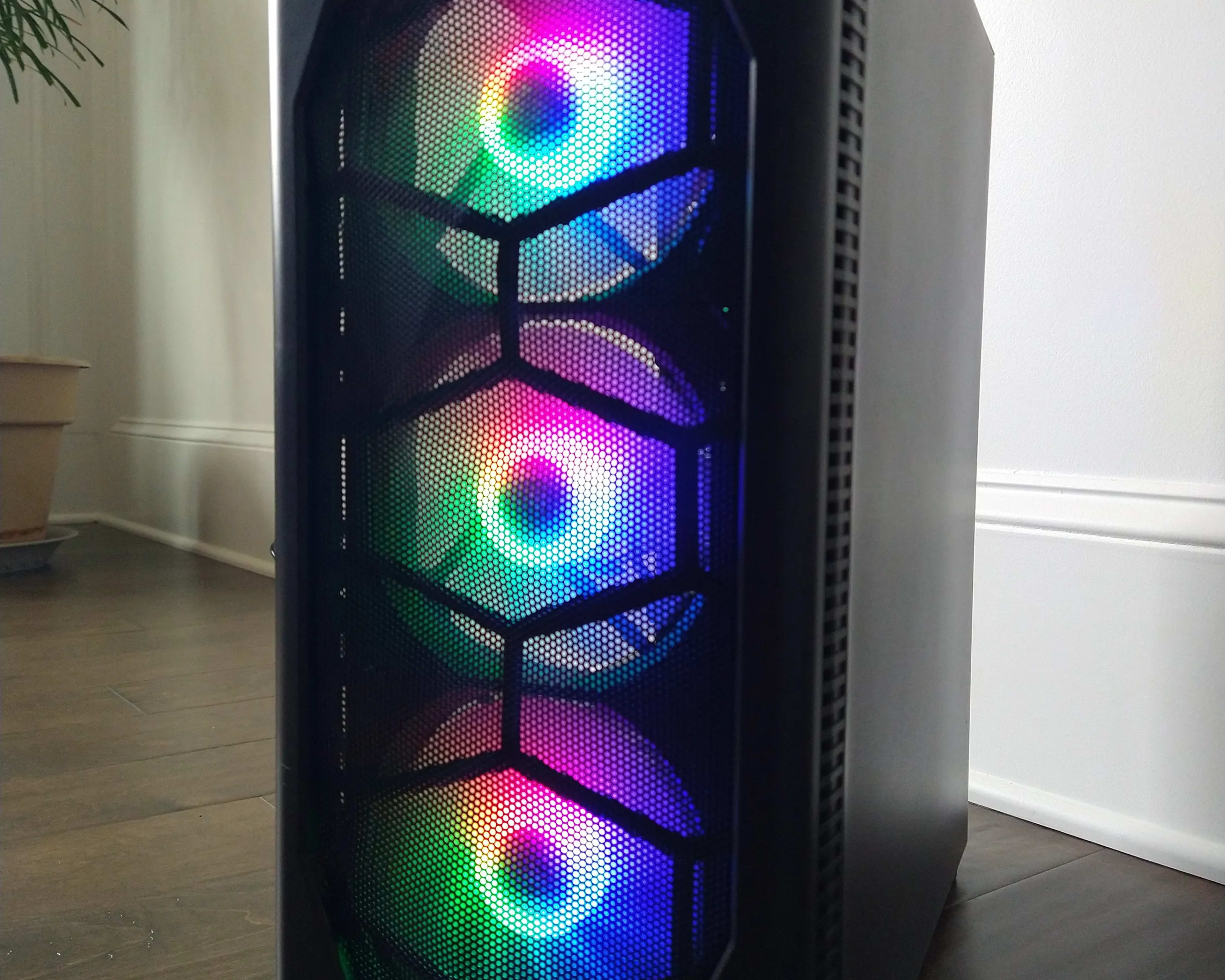 PC Gaming Desktop - GTX 1650 Super + Ryzen 5 4500 - 16GB RAM - 223GB SSD - Windows 10 - RGB Case