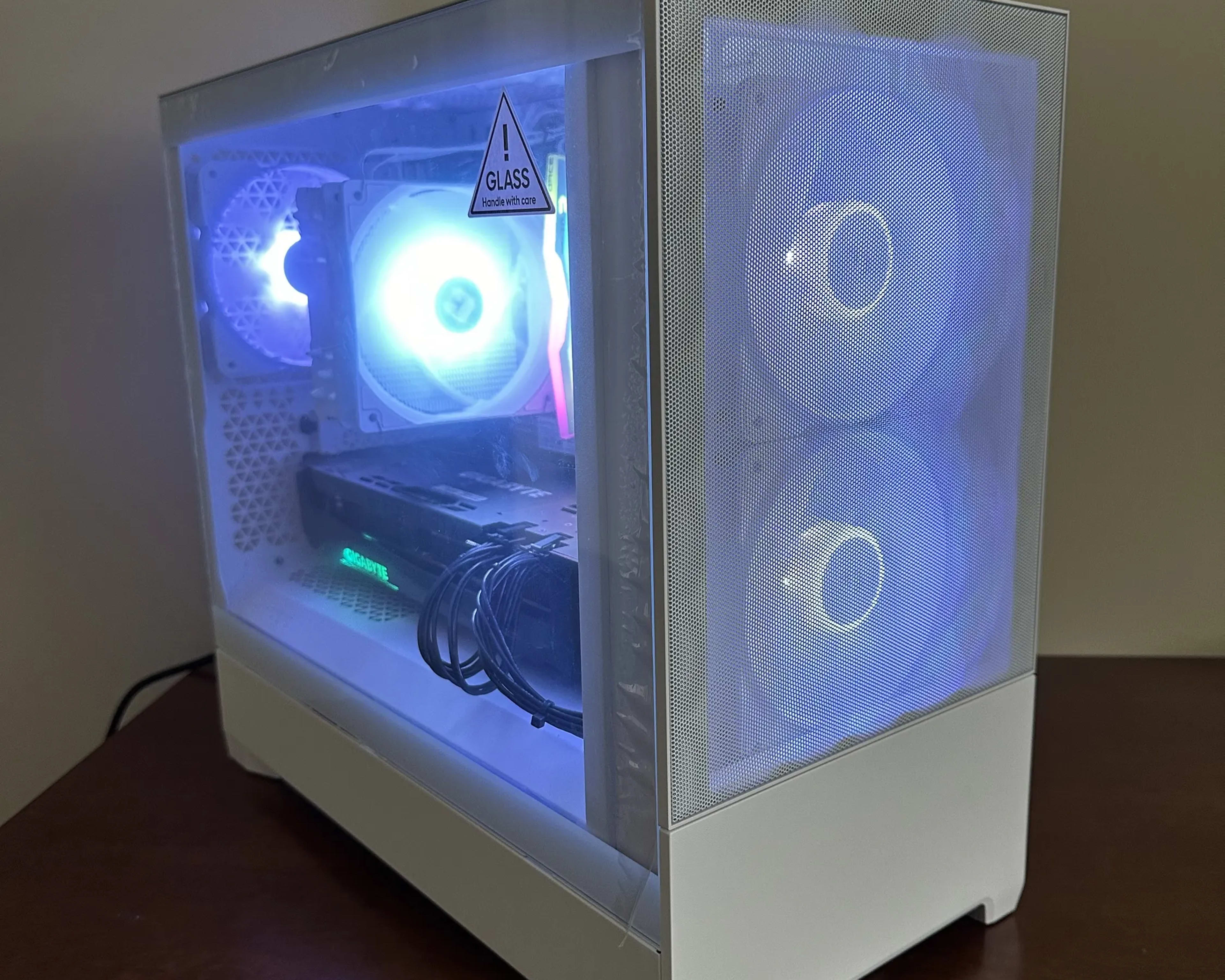 White Gaming PC (RTX 3070ti + Ryzen 5 5600 + 32gb RAM)