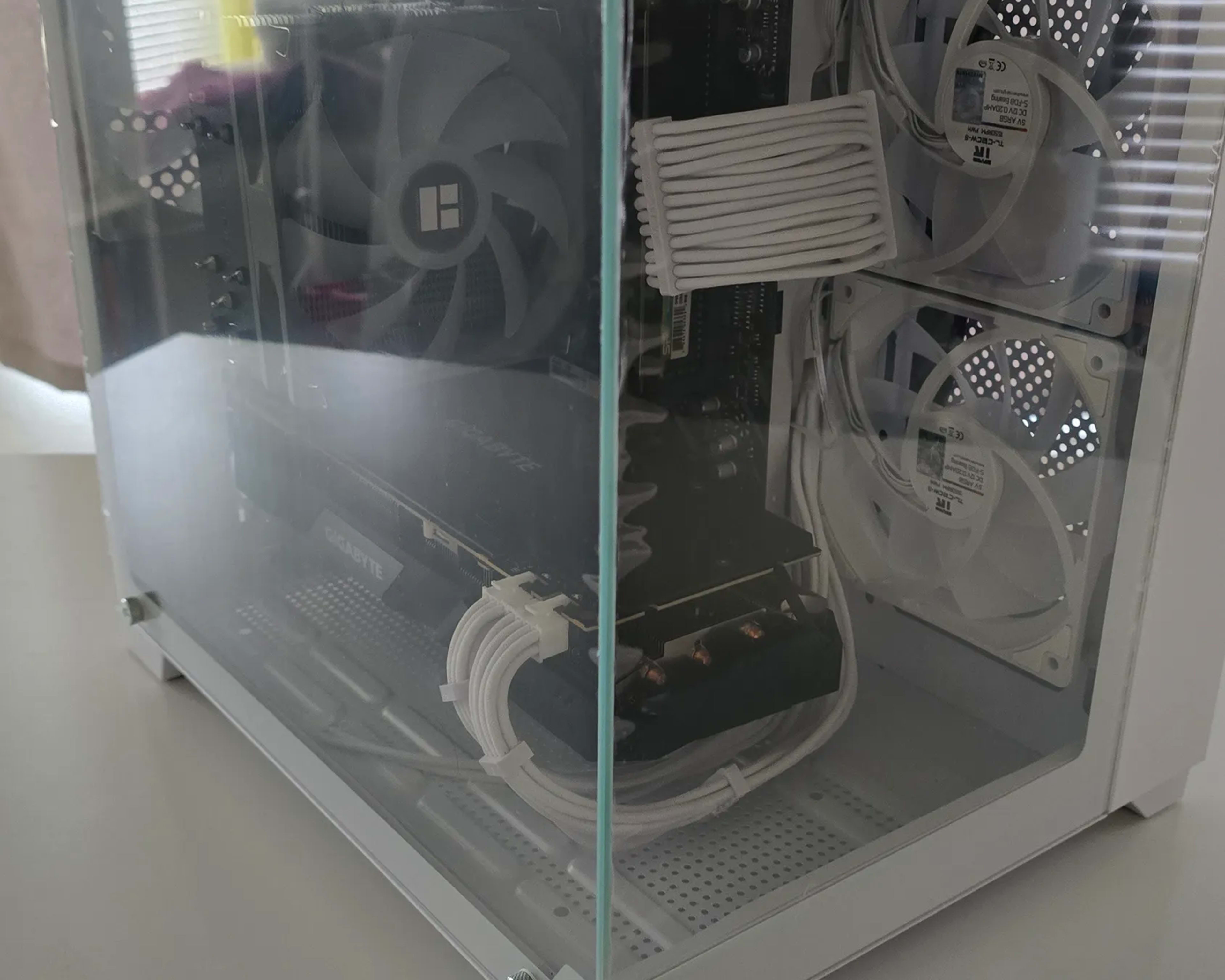 Powerful Gaming PC with a 2070 Super in a white case with white cables