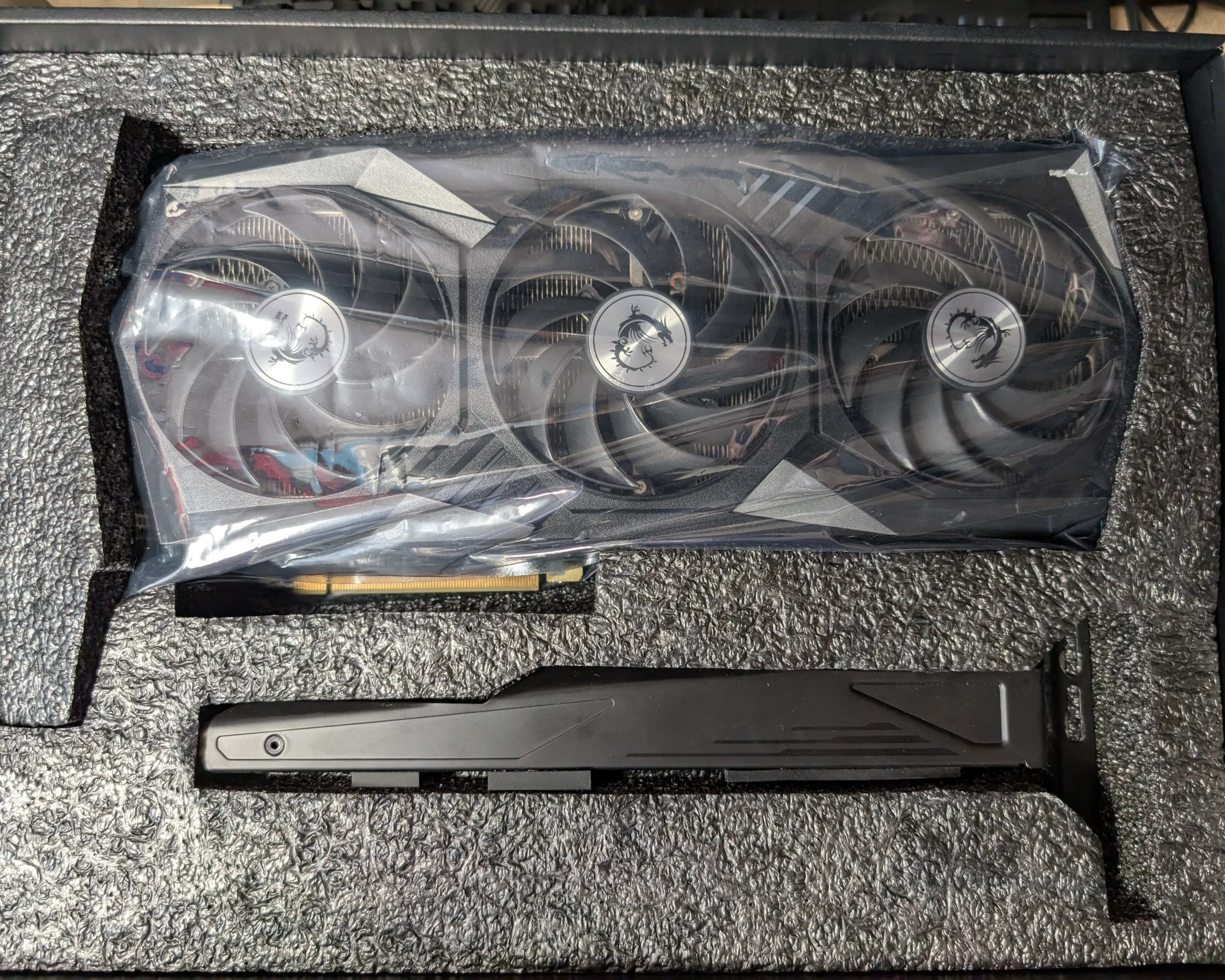 Asus ROG Strix RTX 3080 White Edition | Jawa Asus ROG Strix RTX 3080 White Edition | Jawa