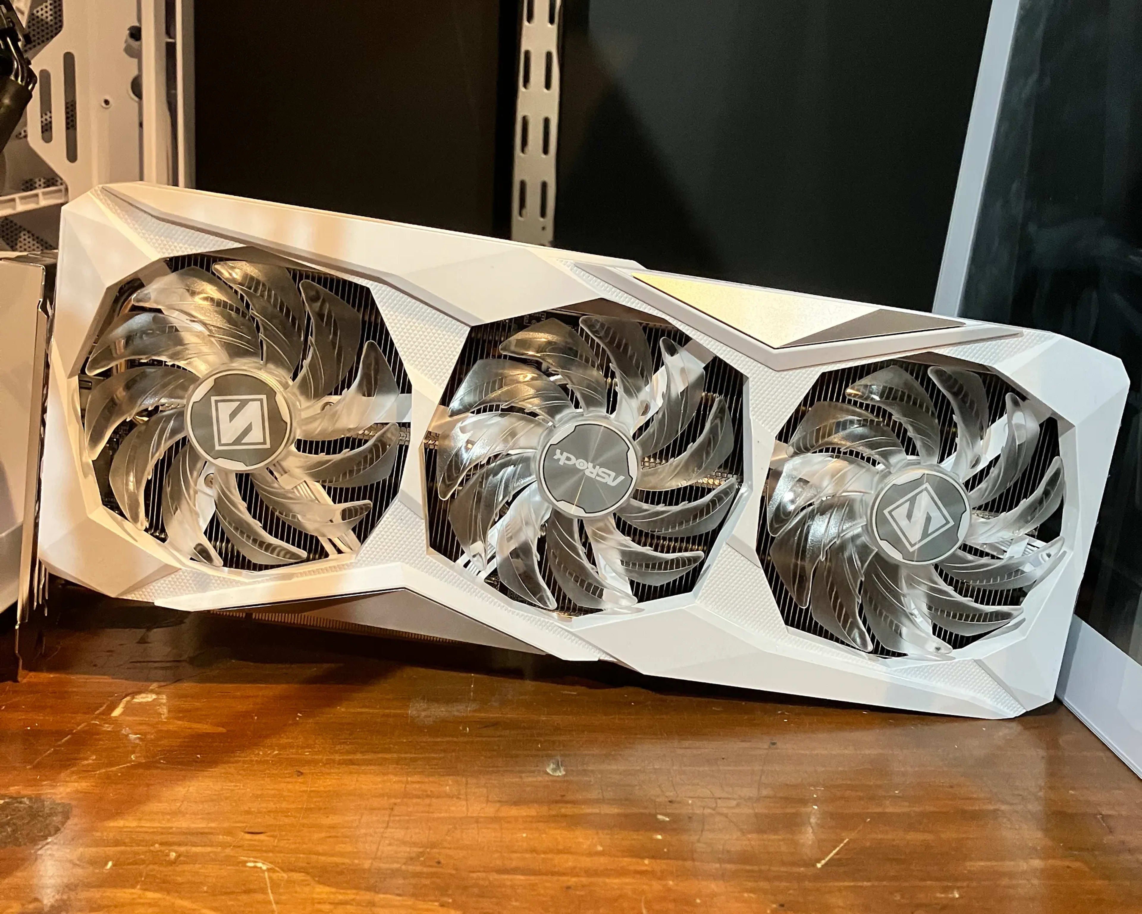 AMD Radeon ASRock RX 7600 8GB White W/RGB Fans