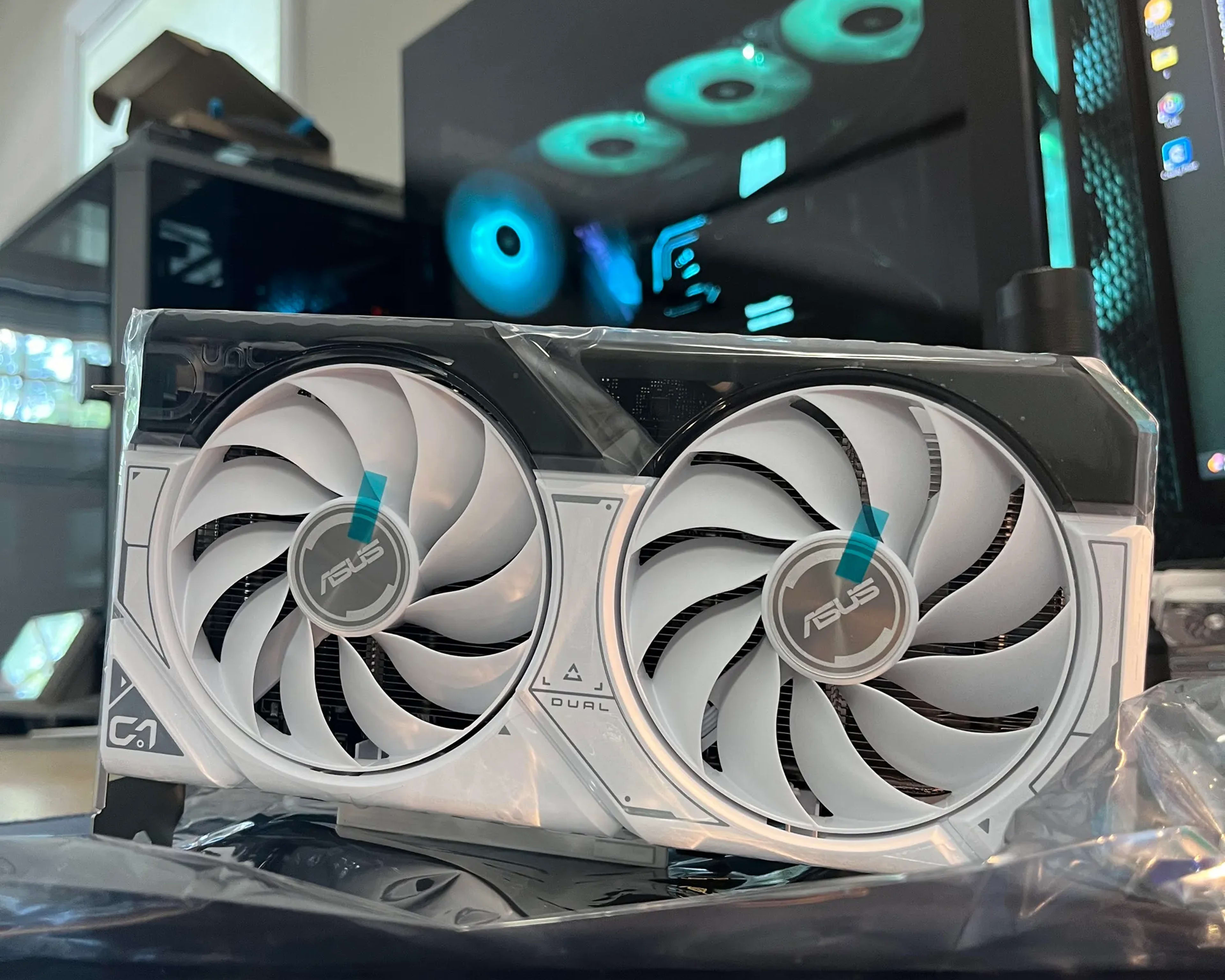 RTX 4060 ti 8 GB Asus Dual White Edition