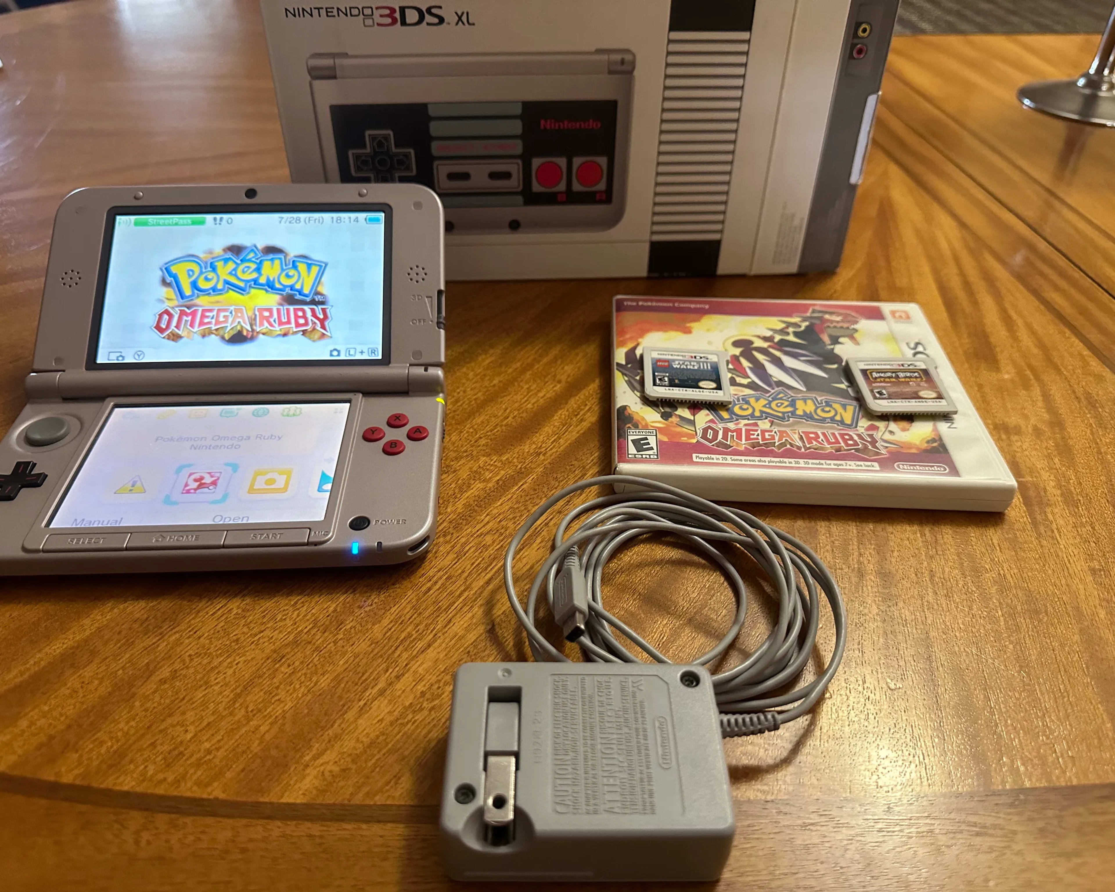 Nintendo 3DS XL Retro NES Edition