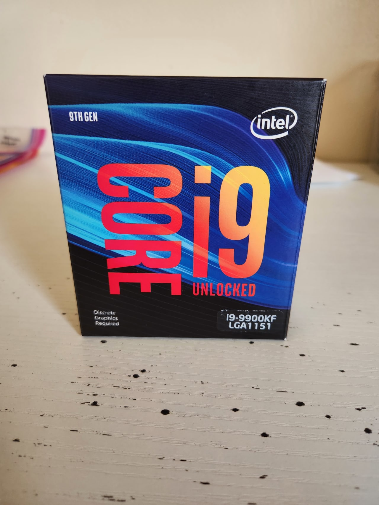 ①intel Core i9 9900KF BOX 1個