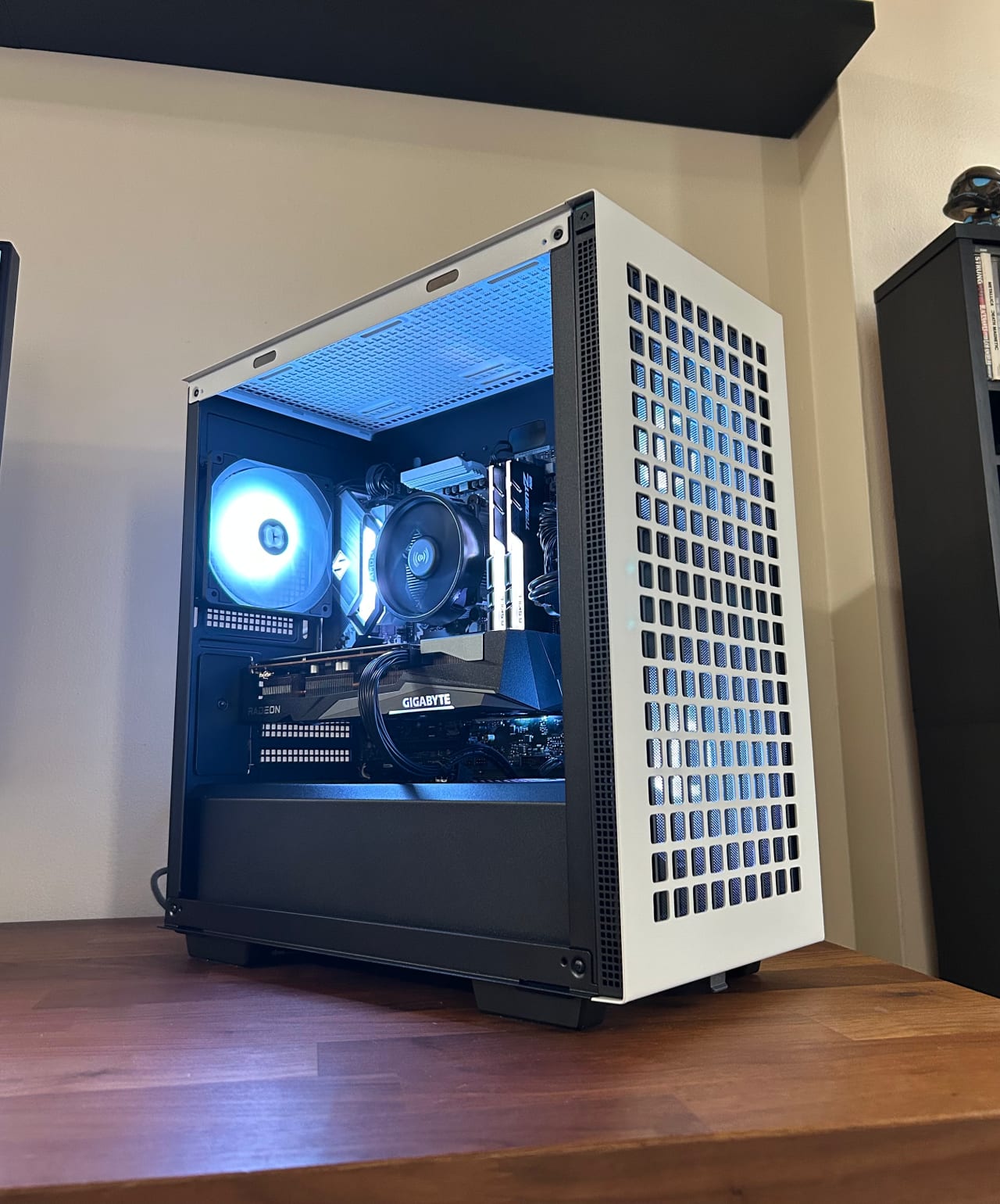 AMD RX 7600 | Ryzen 5 5500 | 1TB SSD | The Mini Legend V7 AMD RX 7600 | Ryzen 5 5500 | 1TB SSD | The Mini Legend V7