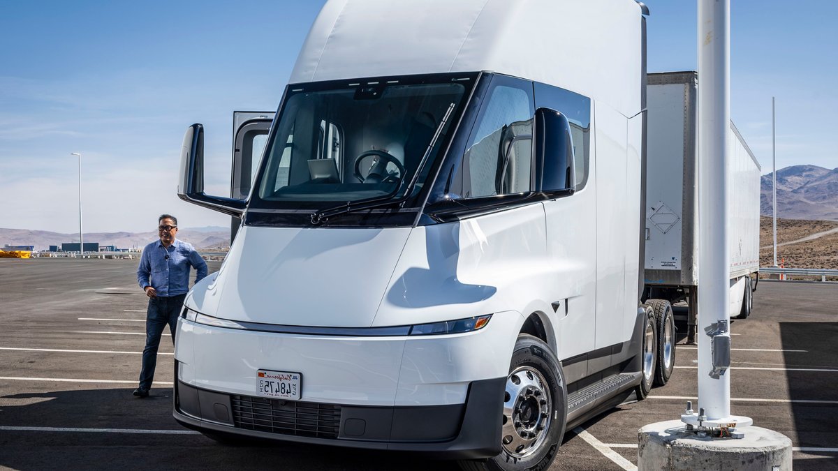 Tesla Semi Delivers Power, Efficiency, and Familiarity in Test Drive - tesla semi