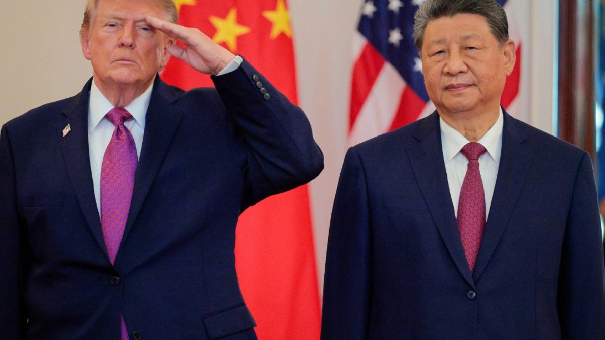 Xi Jinping and Donald Trump in suits, with US and Chinese flags during a state visit.