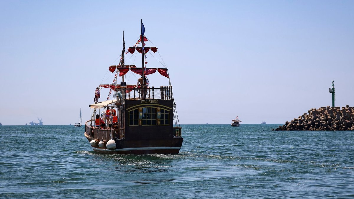 Pirates kill five crew members at sea Pirates kill five crew members at sea - pirates kill